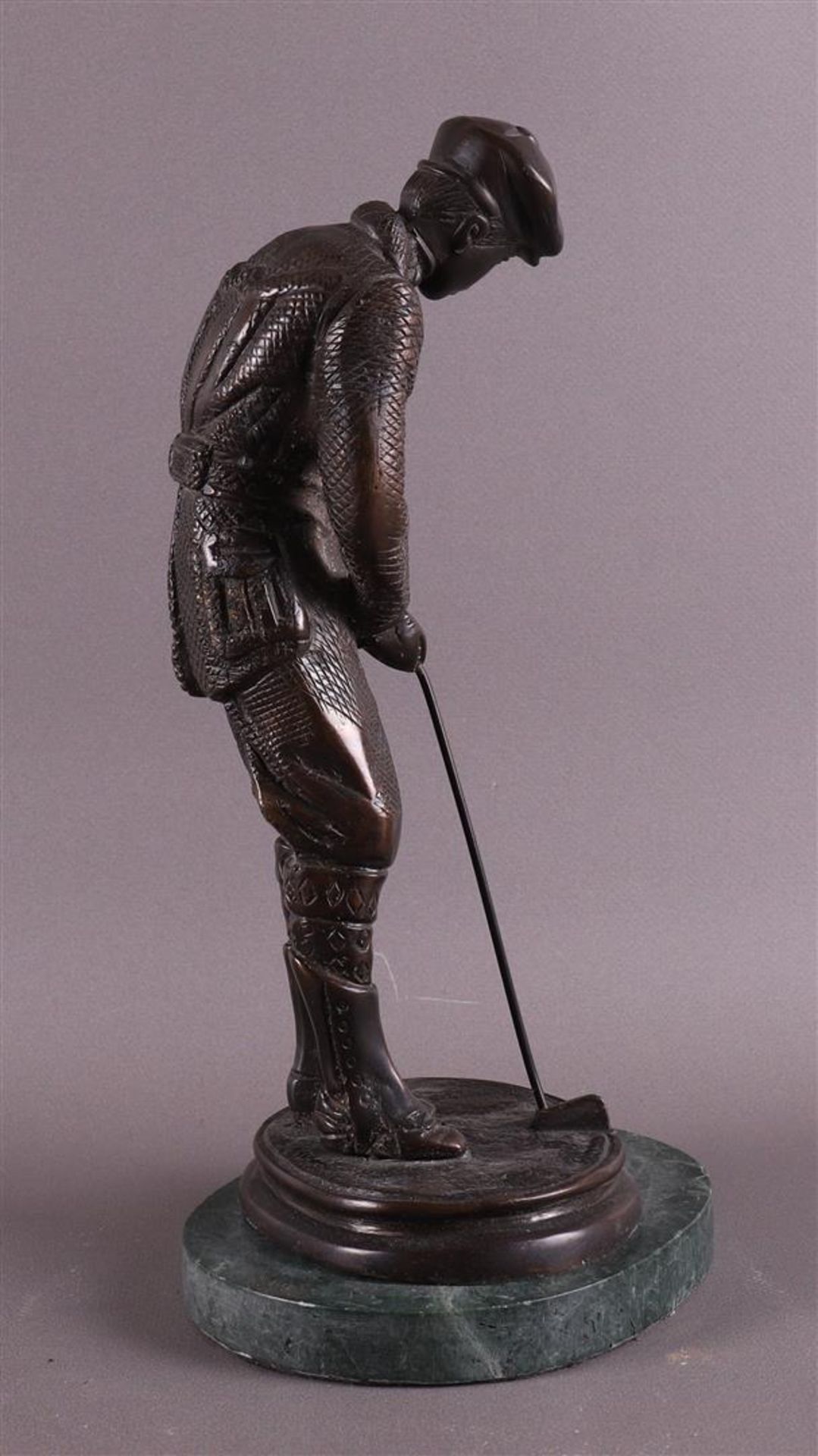 A bronze golfer on a green marble base, after an antique example, 20th century - Image 3 of 4