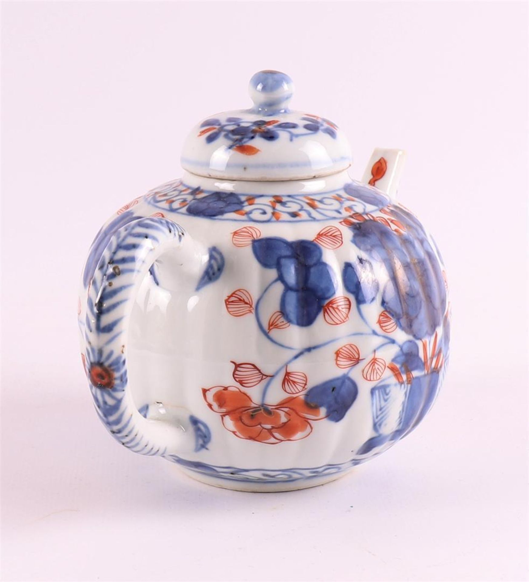 A pumpkin-shaped curved porcelain teapot, China, Qianlong, 18th century. - Bild 15 aus 28