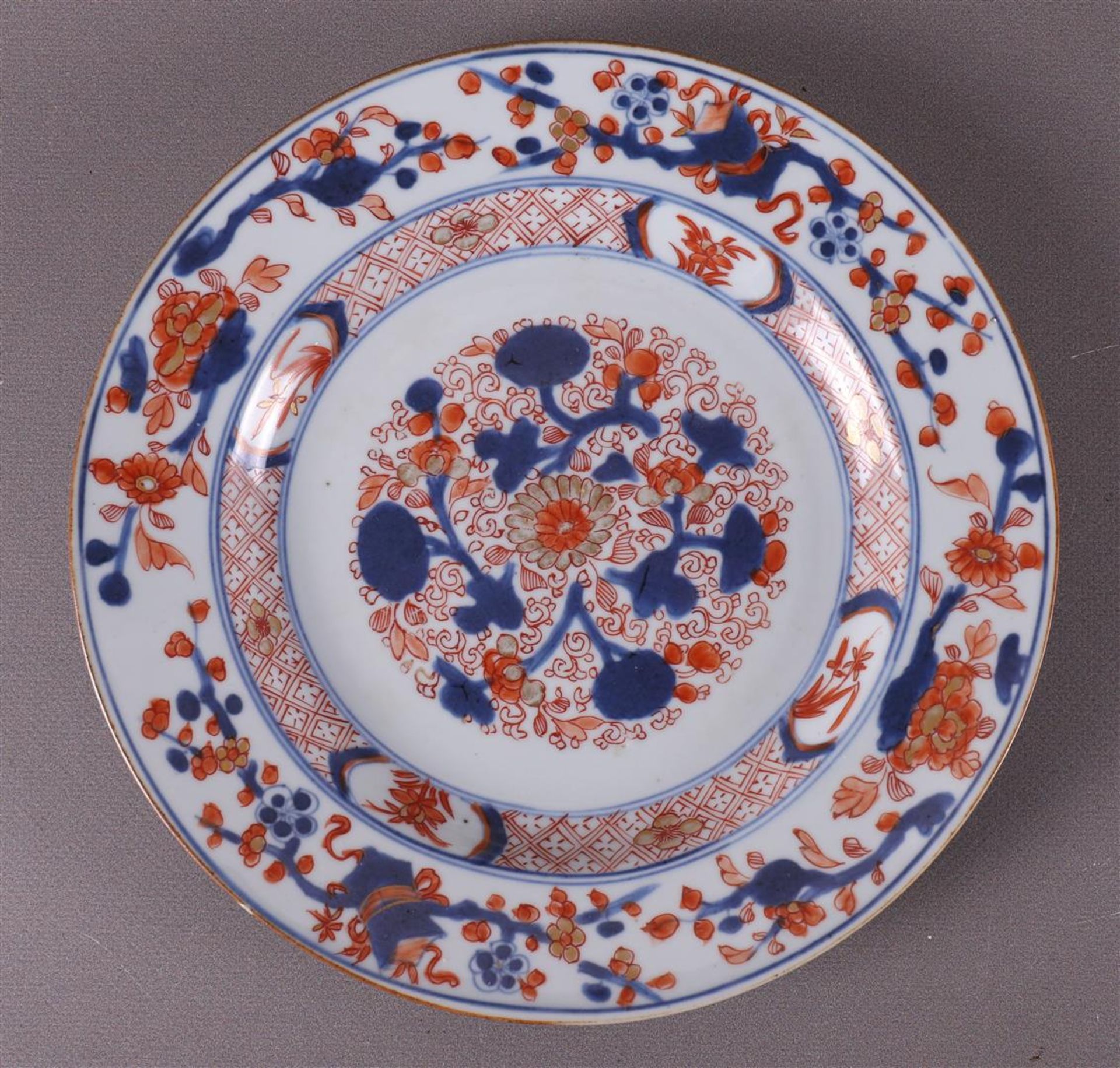 A porcelain Chinese Imari plate, China, 18th century. - Image 2 of 5