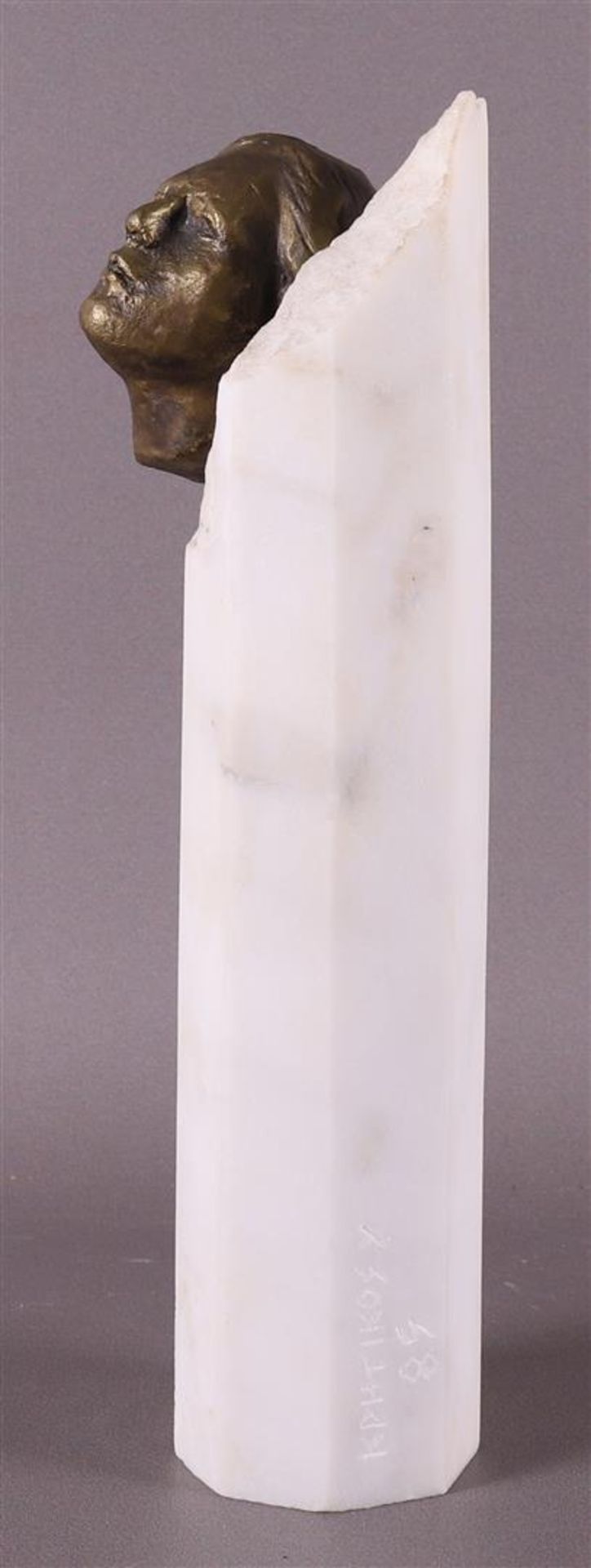 A bronze female head on a white marble column, signed 'Kphtikos X - '89 - Image 4 of 5