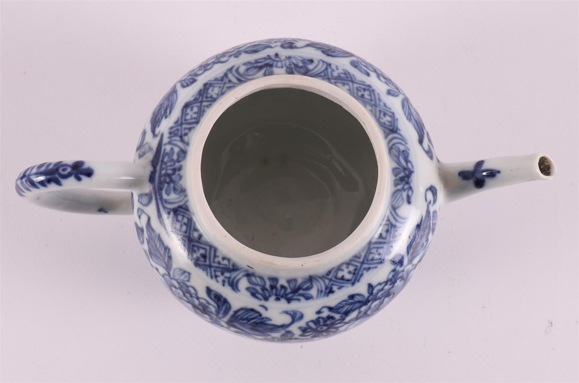 A blue/white porcelain convex teapot, China, Qianlong, 18th century. - Bild 4 aus 6