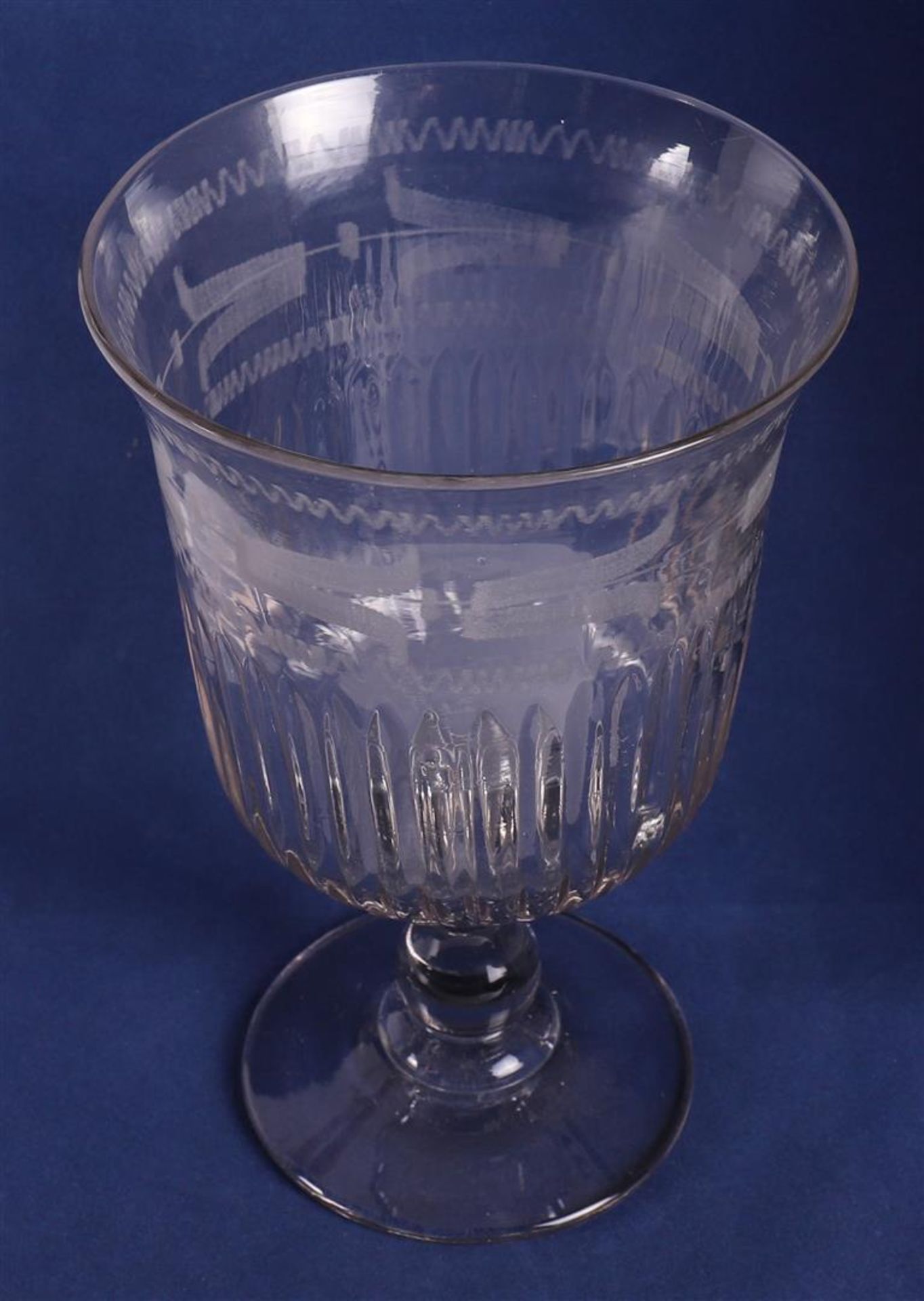 A ribbed glass goblet with engraved floral decor, around 1800 - Image 2 of 3