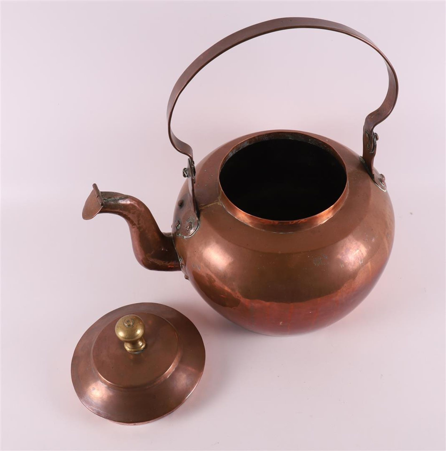 A red copper large model apple kettle, 19th century. - Image 3 of 3
