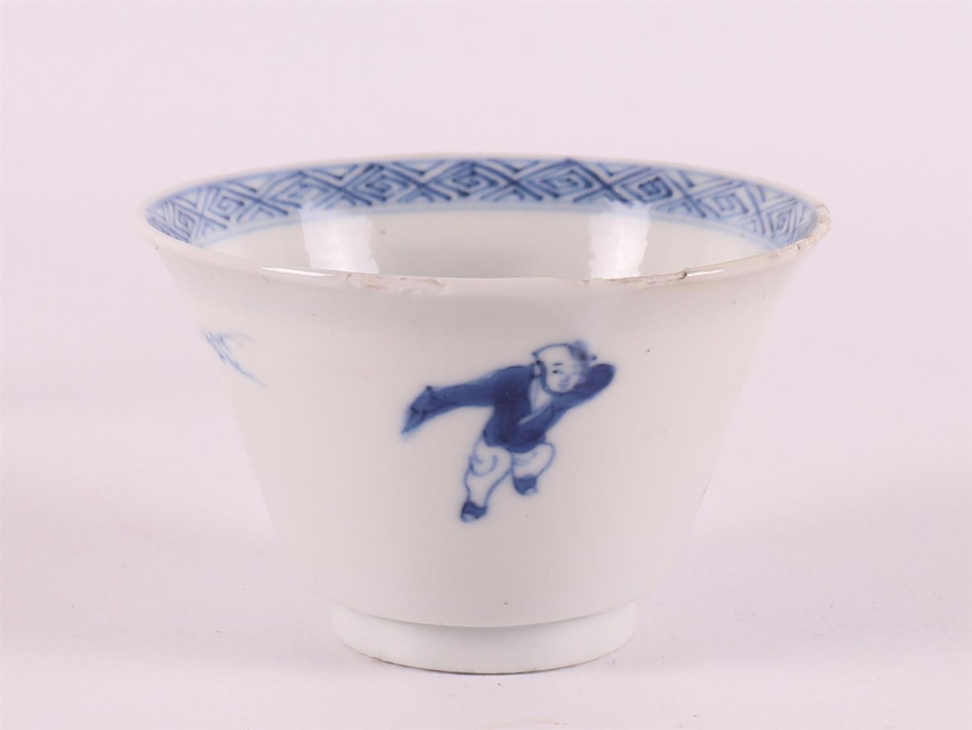 A blue/white porcelain saucer, China, Kangxi, around 1700. - Image 6 of 16