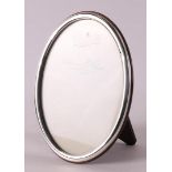 A 1st grade 925/1000 silver oval photo frame.