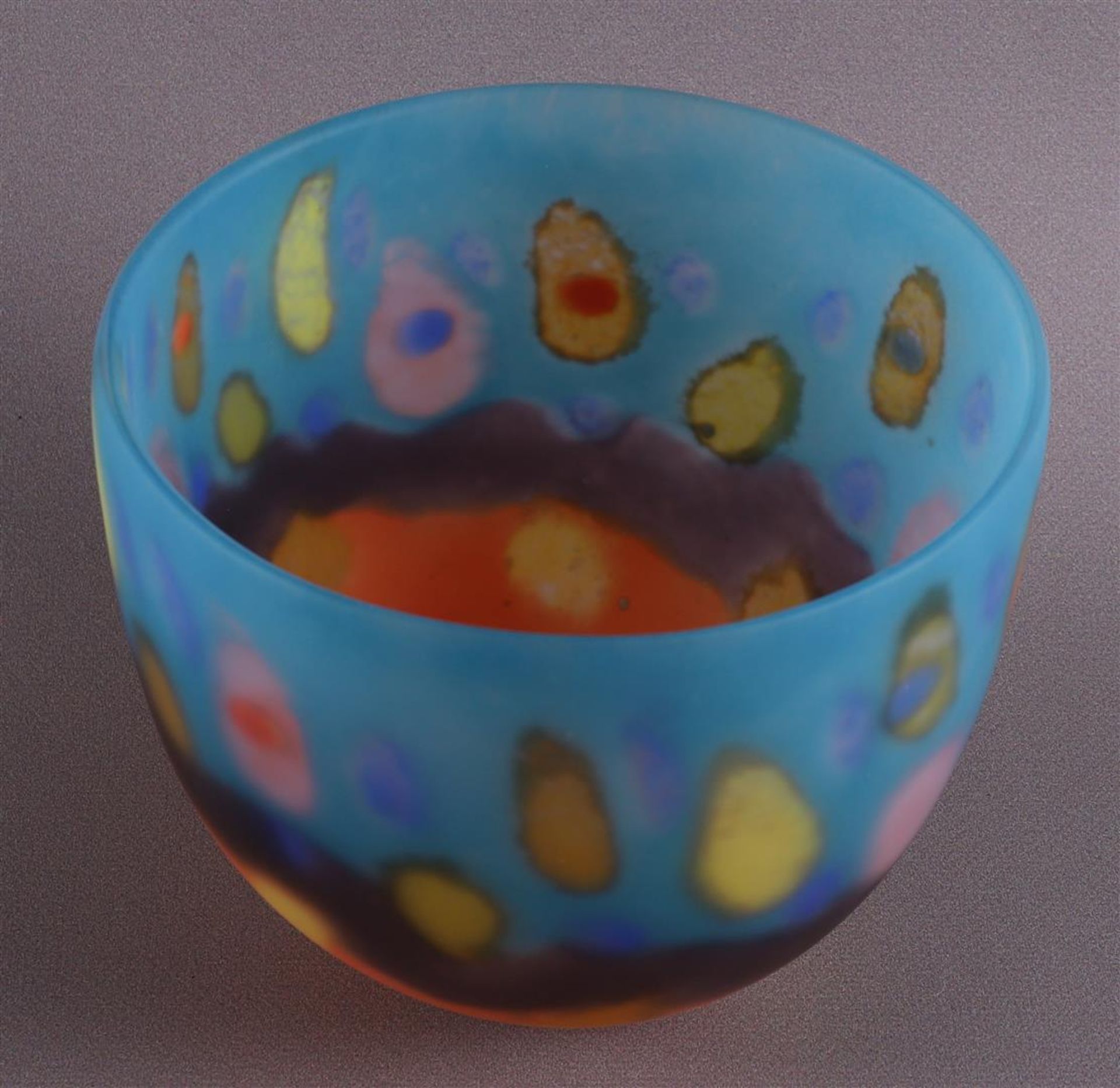 A freely blown polychrome glass vase 'Bowl zone-blue', Pauline Solven. - Image 5 of 8