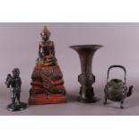 A lot of various bronzes, including Gu vase, China, including 19th century.