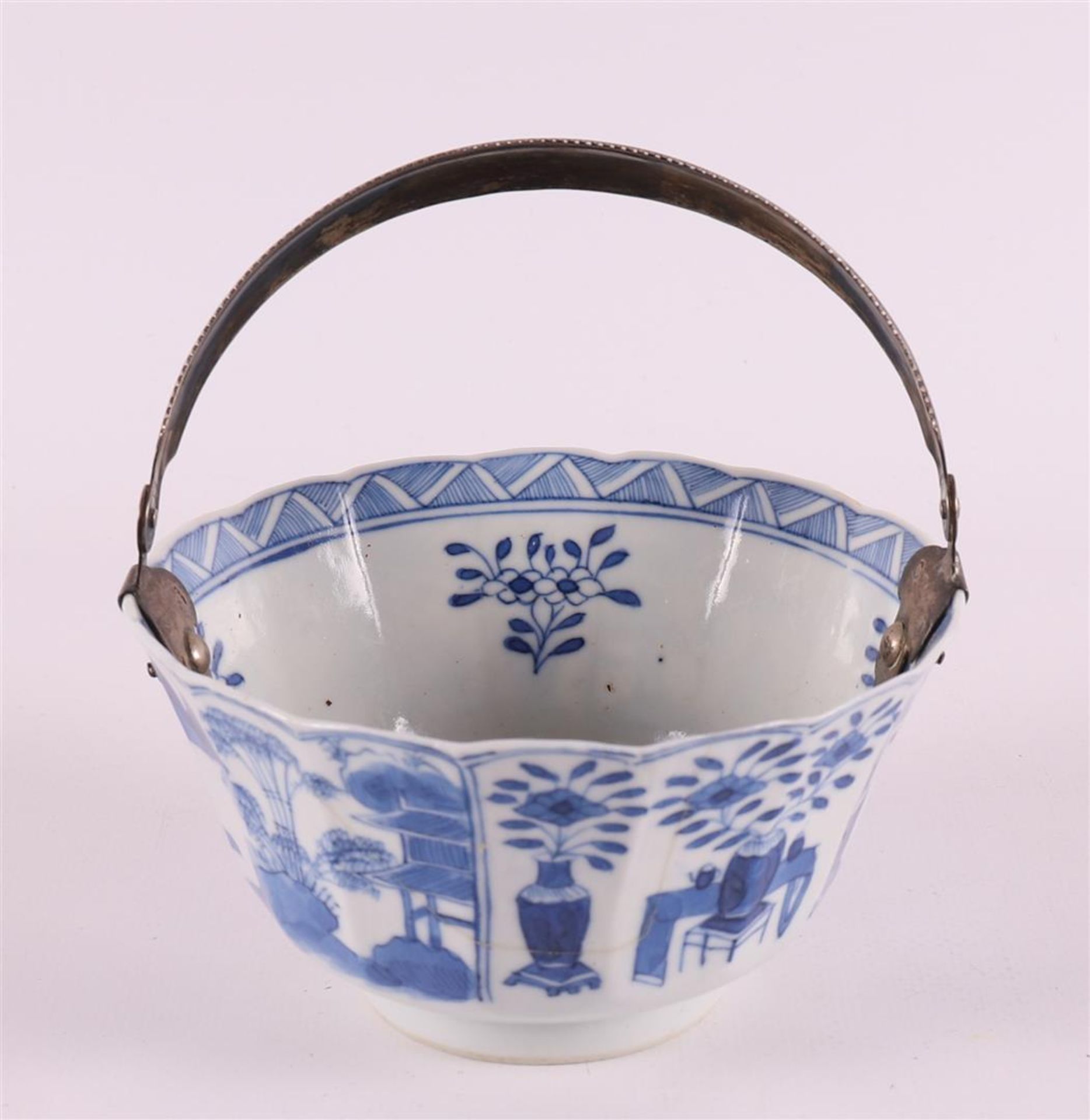 A rectangular blue/white porcelain assiette, China, Qianlong 18th century. - Image 10 of 12