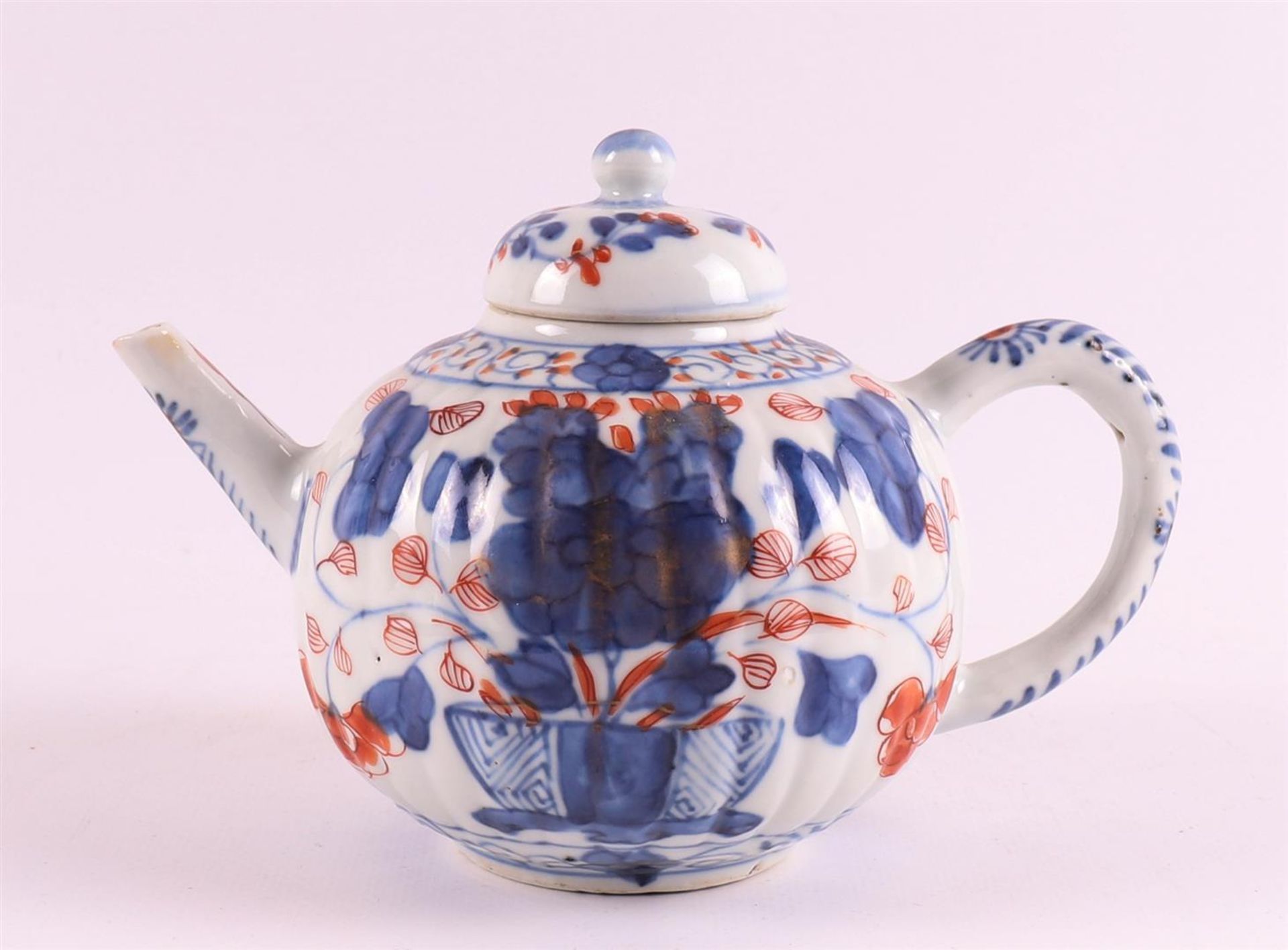 A pumpkin-shaped curved porcelain teapot, China, Qianlong, 18th century. - Bild 12 aus 28