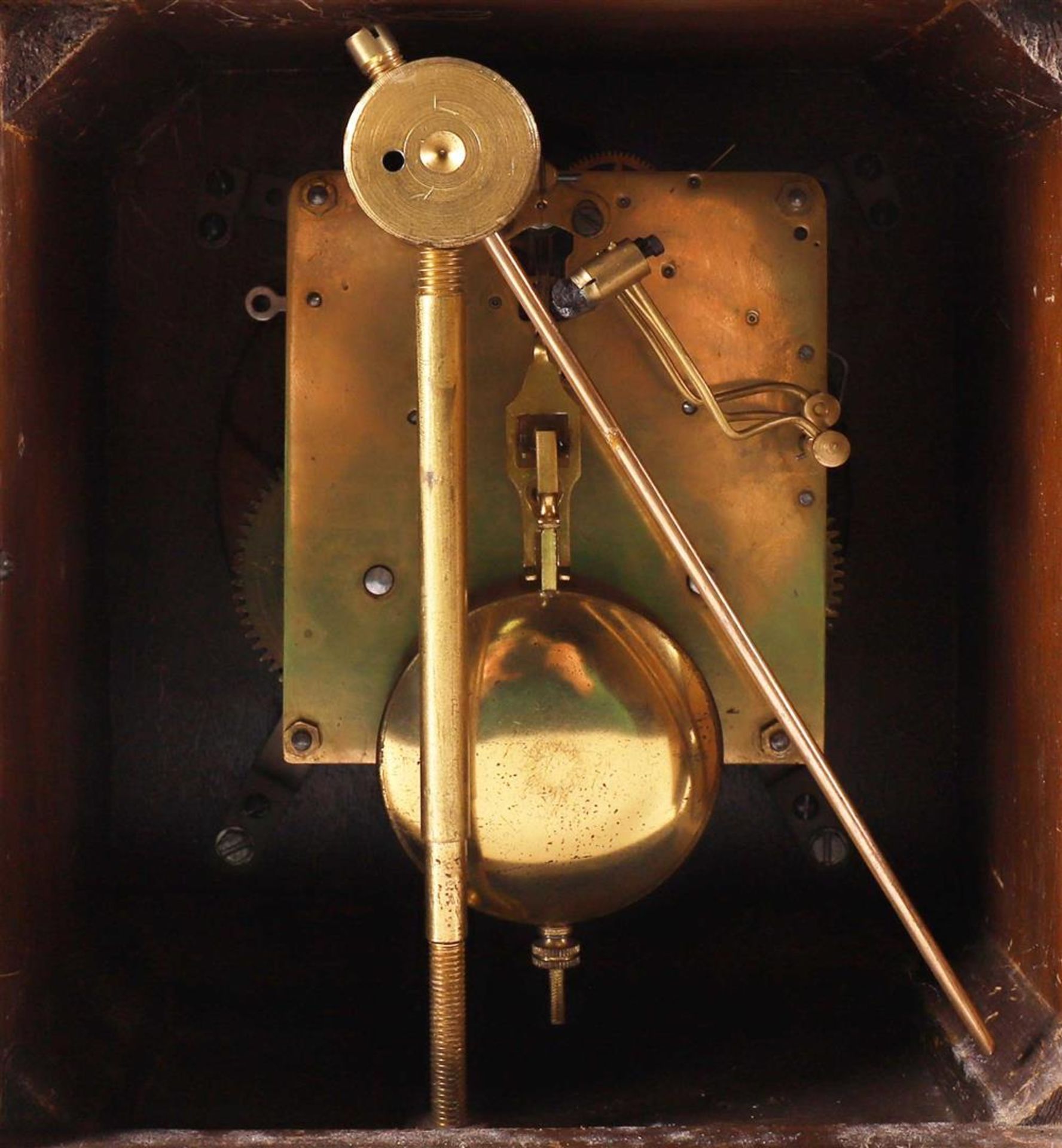 An Art Deco mantel clock in walnut casing, ca. 1930. - Bild 3 aus 3