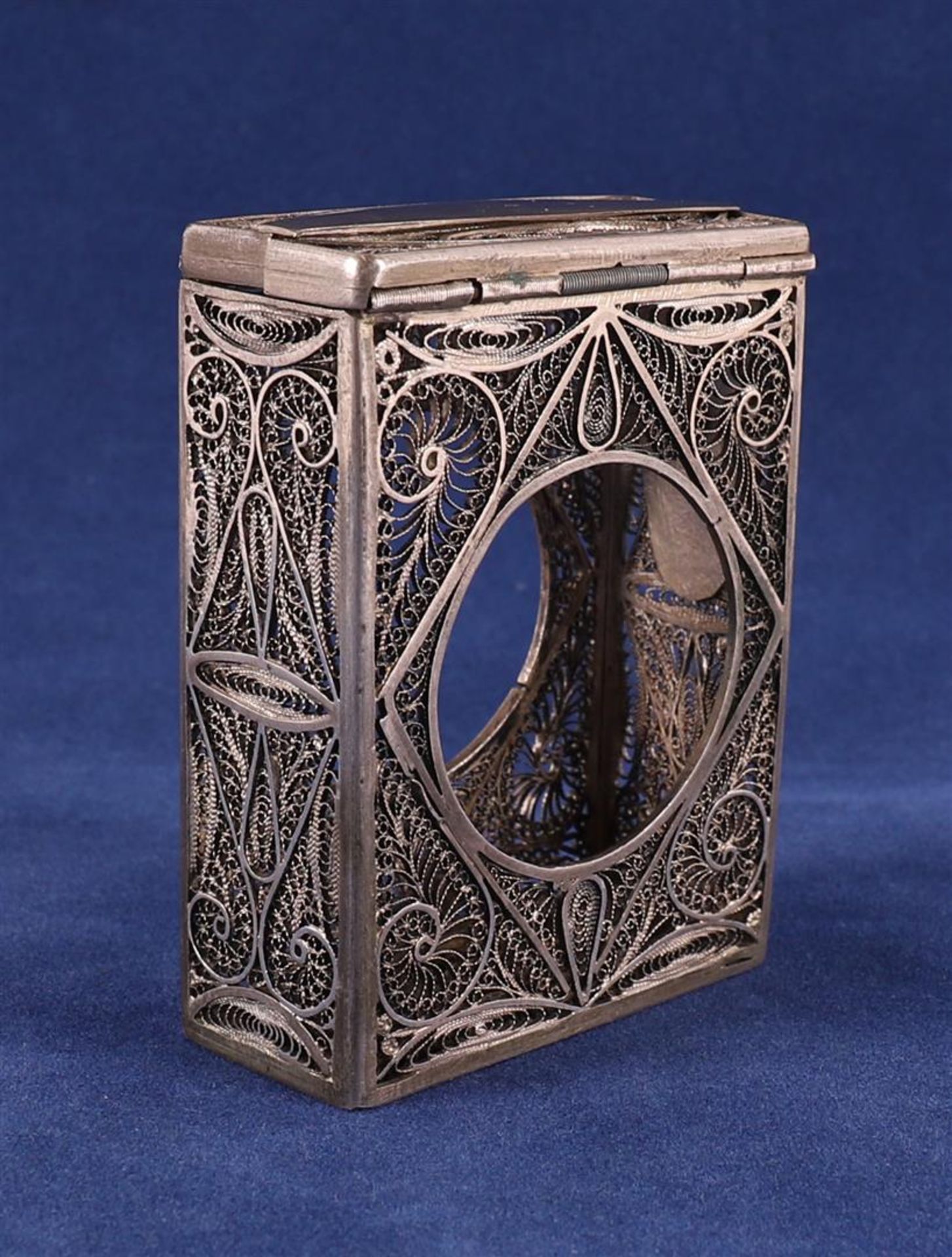 A second grade 835/1000 filigree silver frame for Bible, around 1900. - Bild 2 aus 4