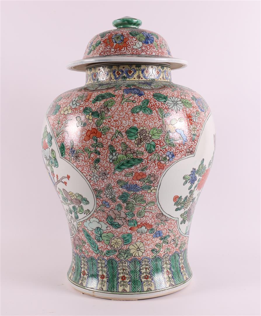 A pair of baluster-shaped famille verte covered vases, China, 20th/21st century. - Image 16 of 24