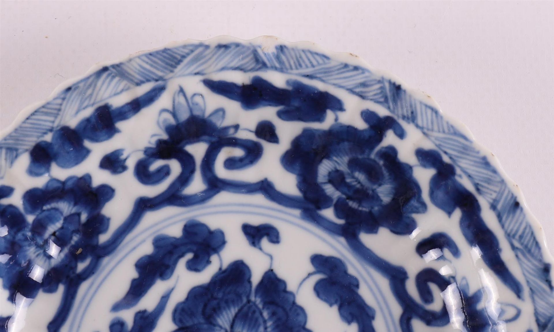 A blue/white porcelain saucer, China, Kangxi, around 1700. - Image 3 of 16