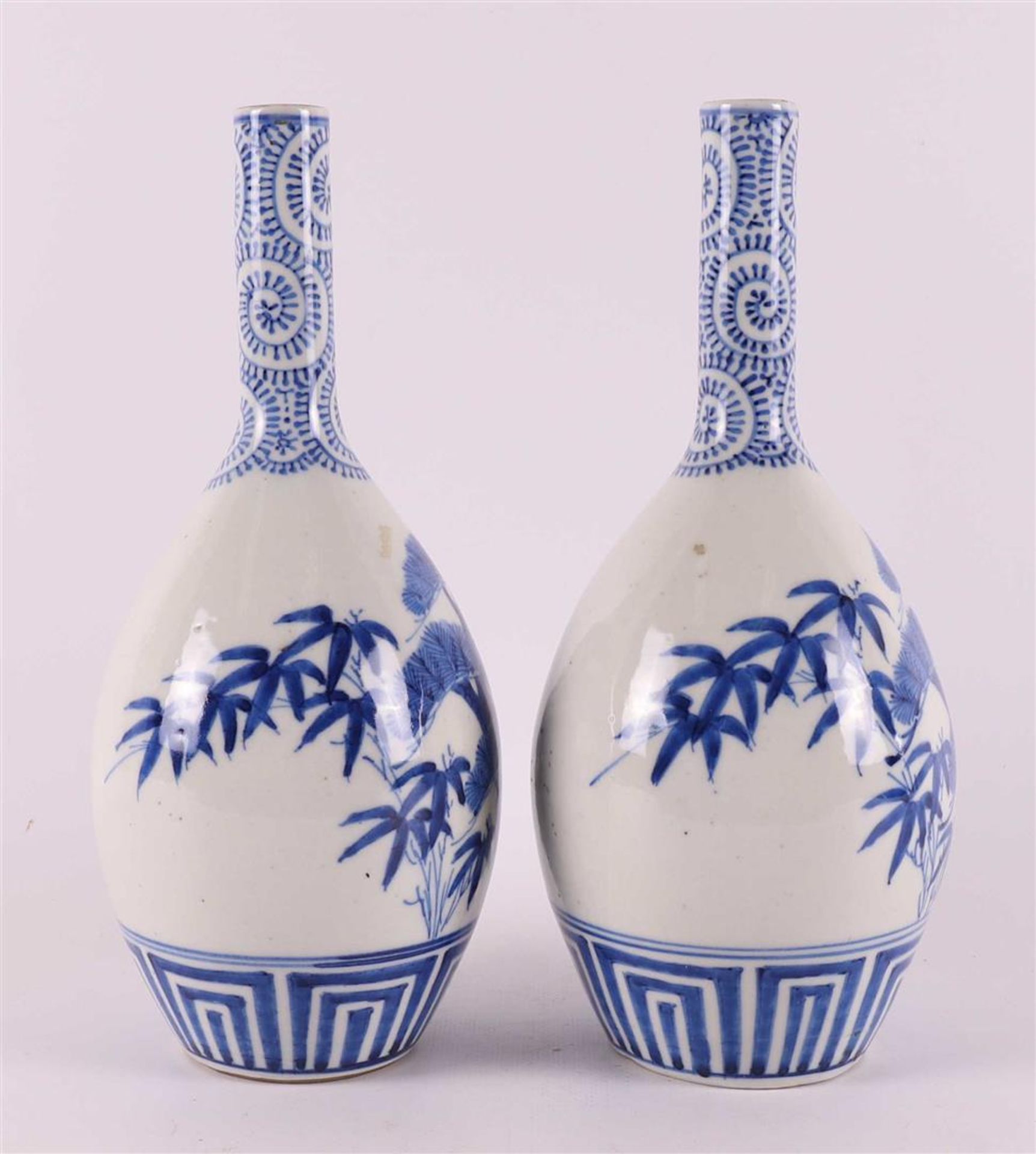 A pair of blue/white porcelain pointed vases, Japan, Meiji, around 1900. - Bild 4 aus 6