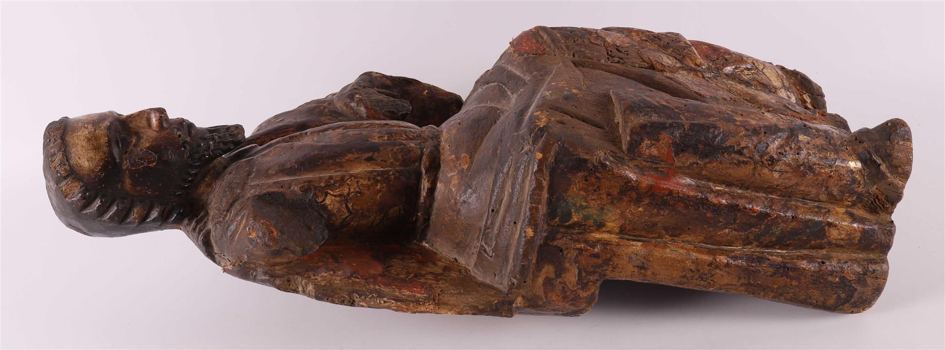 A carved wooden seated apostle with traces of polychromy, 18th century - Image 3 of 4