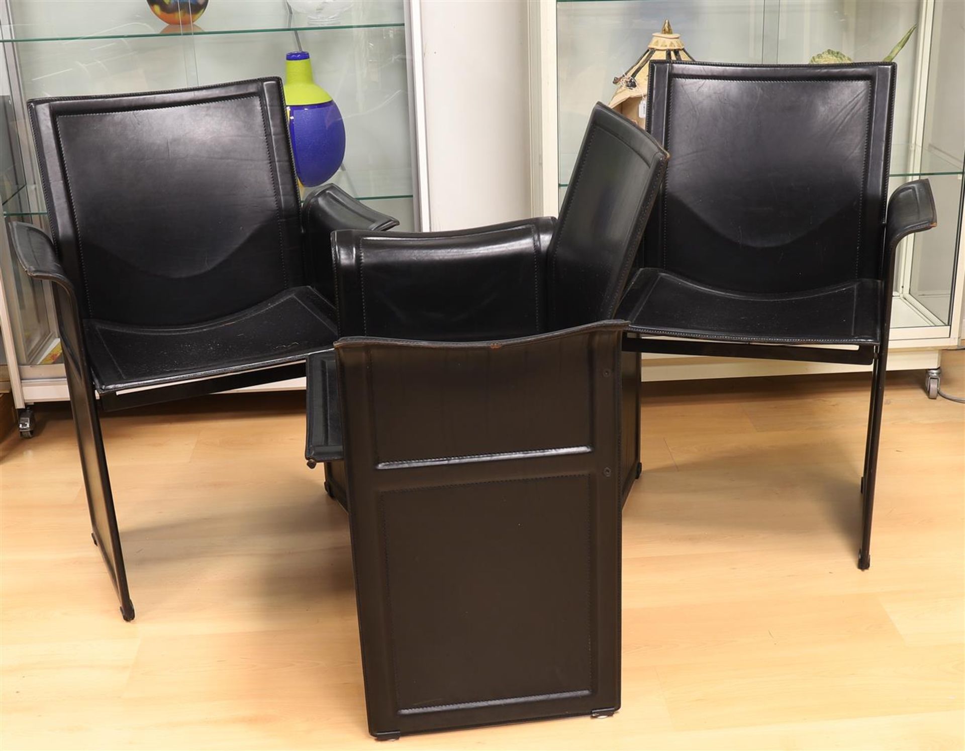 Five vintage black leather 'Korium' armchairs, design: Matteo Grassi, ca. 1970. - Bild 2 aus 4