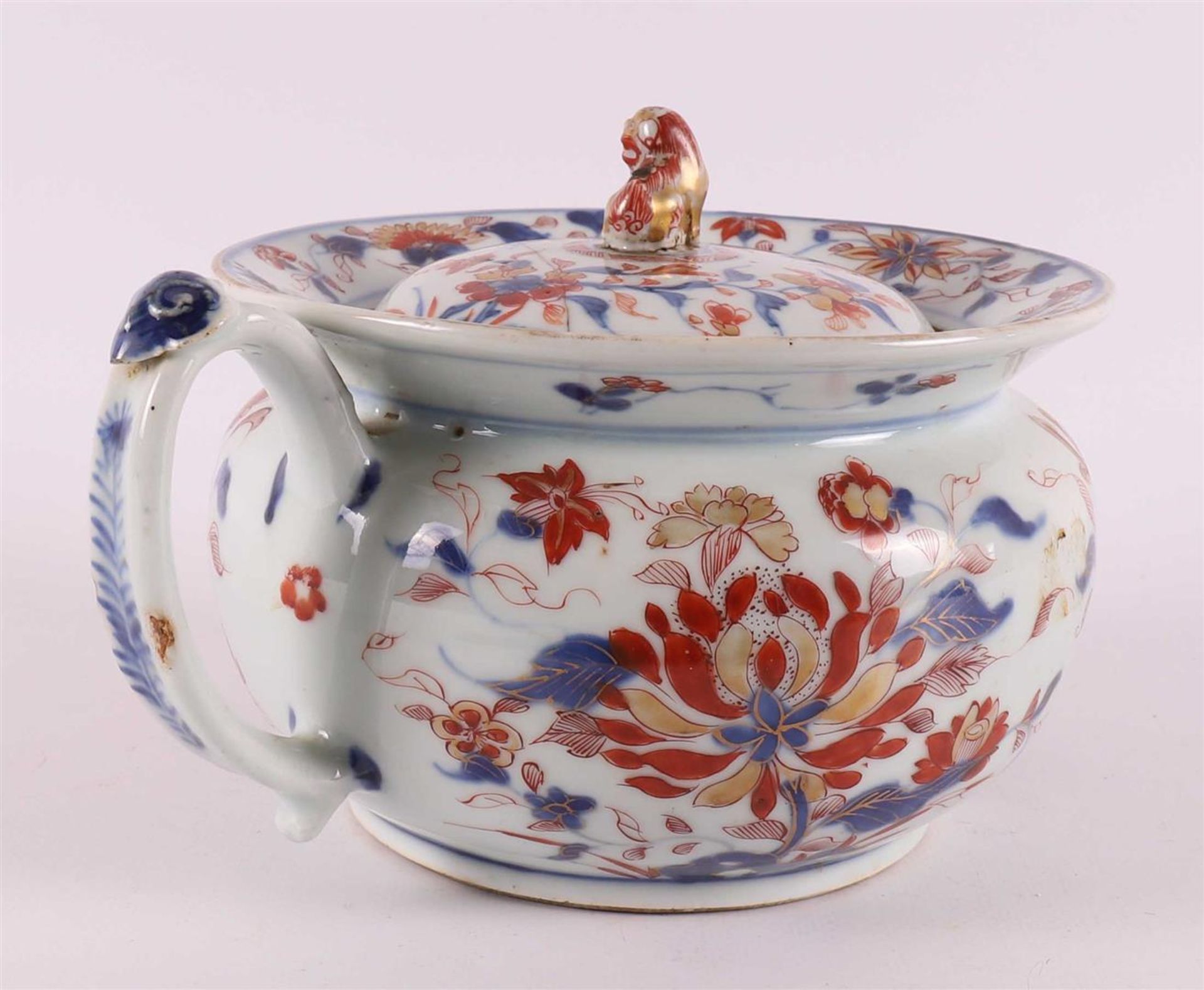 A porcelain Chinese Imari chamber pot, so-called night mirror, with lid, China,  - Bild 3 aus 12