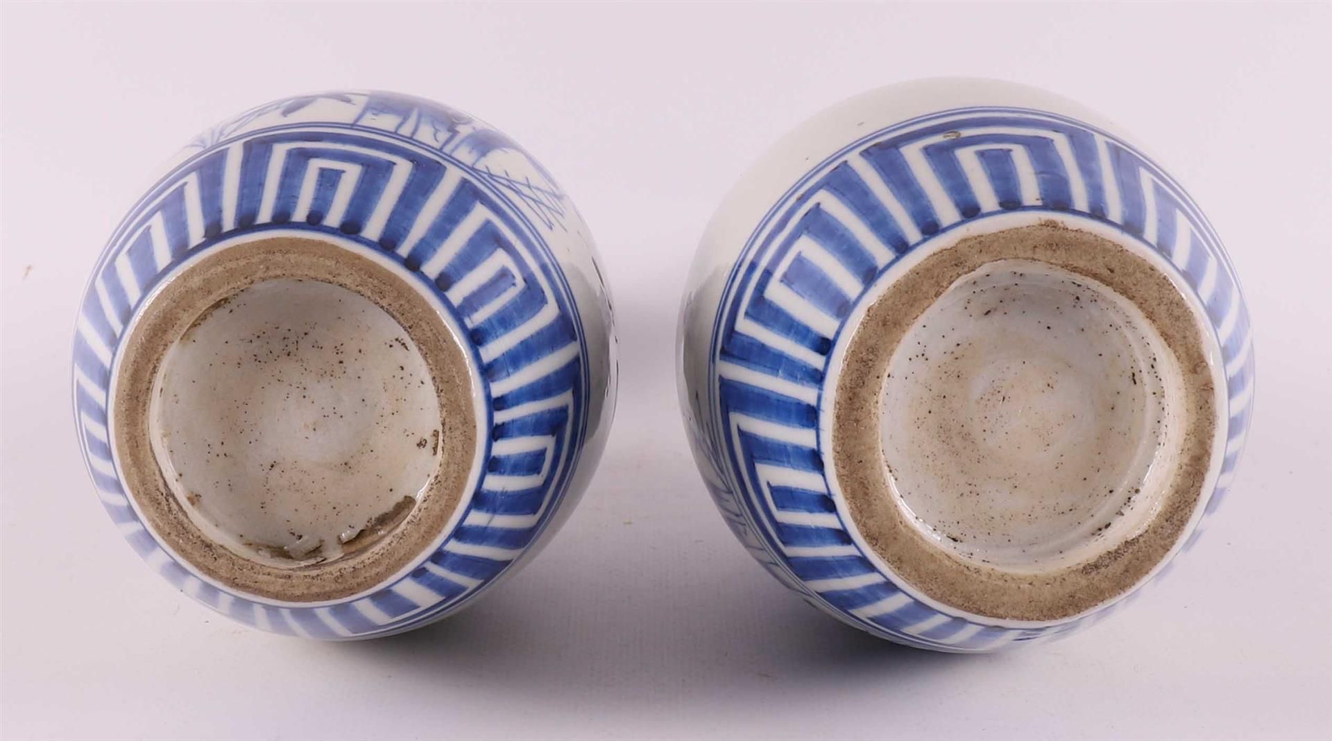 A pair of blue/white porcelain pointed vases, Japan, Meiji, around 1900. - Bild 6 aus 6