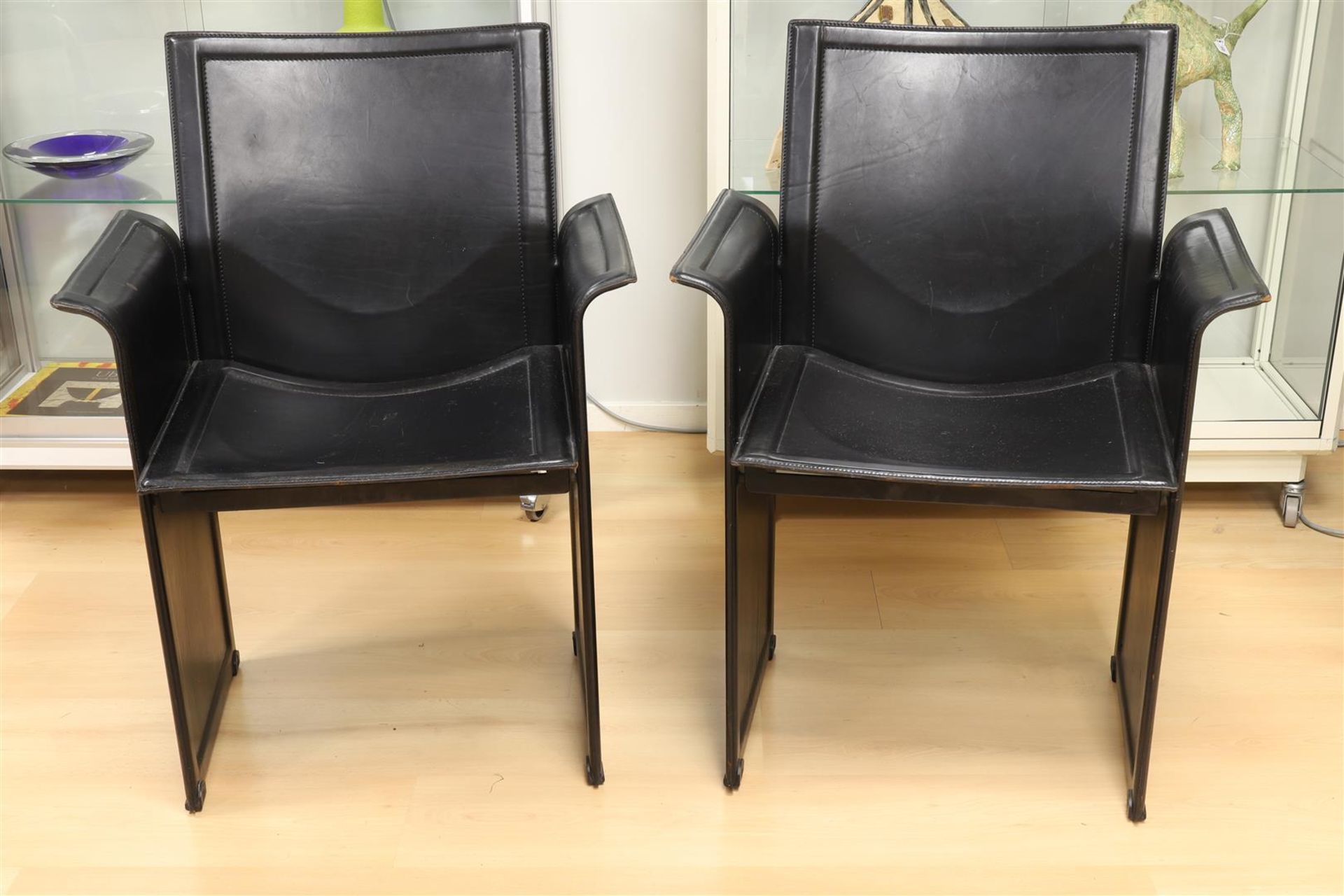 Five vintage black leather 'Korium' armchairs, design: Matteo Grassi, ca. 1970. - Bild 3 aus 4