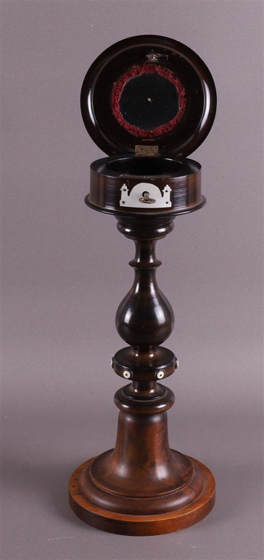 A pincushion on a walnut stand, around 1900. - Bild 2 aus 2