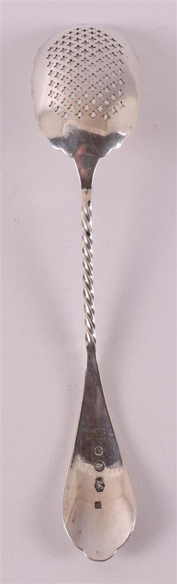 A second grade silver sugar spoon with twisted handle and floral decor. - Bild 2 aus 2