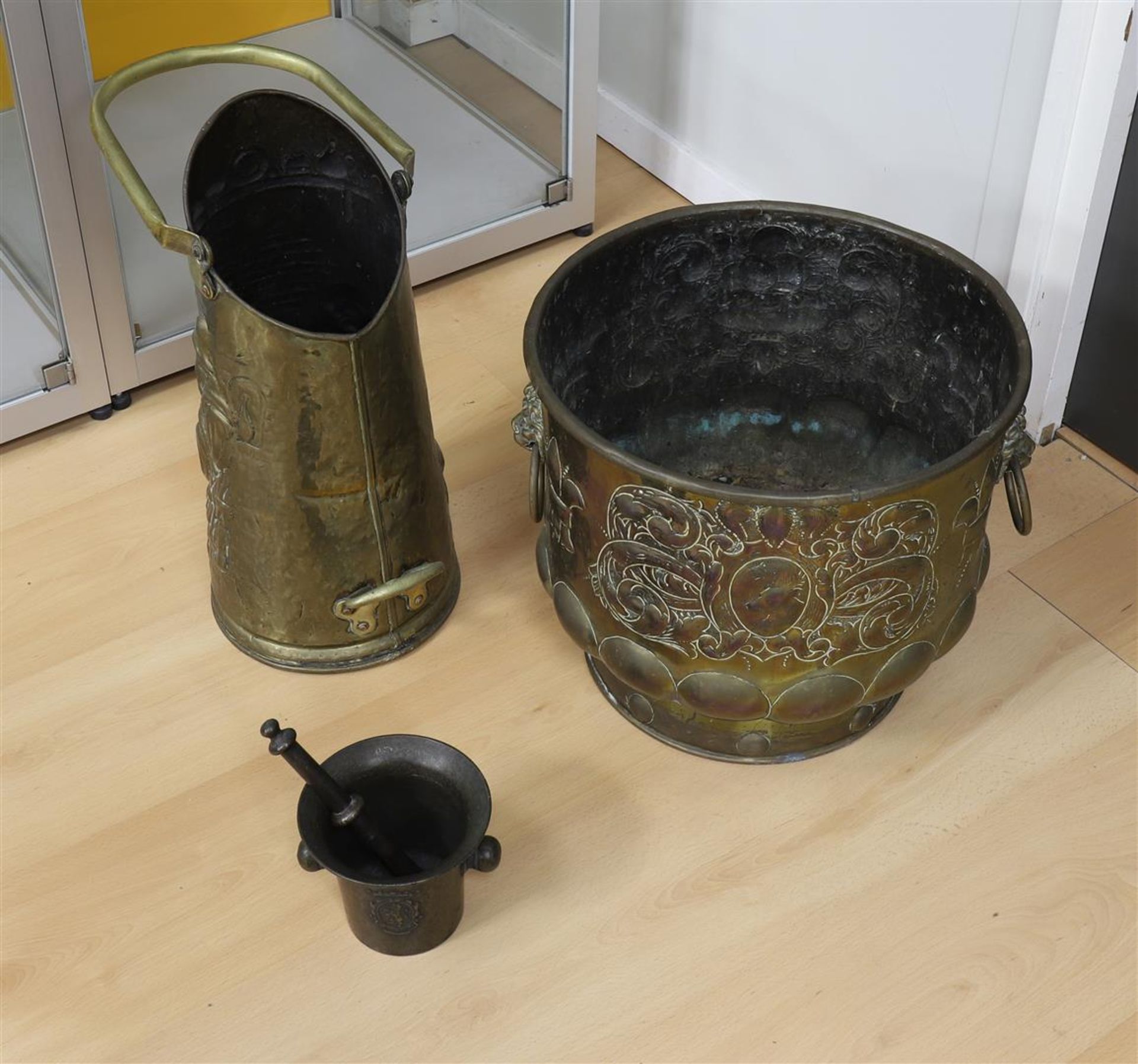A lot of various brass, including coal scuttle and cache pot, 1st half 20th cent