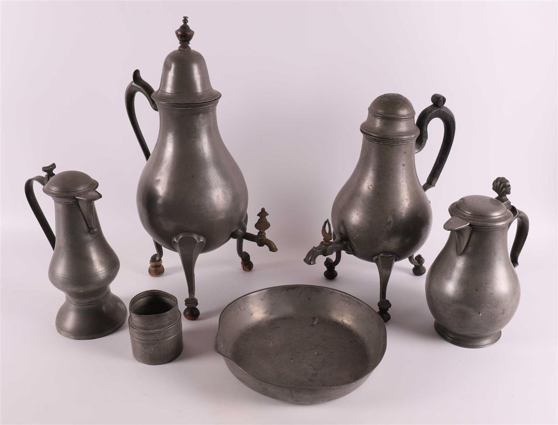 A lot of various tin, including tap jug and lid jug, 18th/19th century.