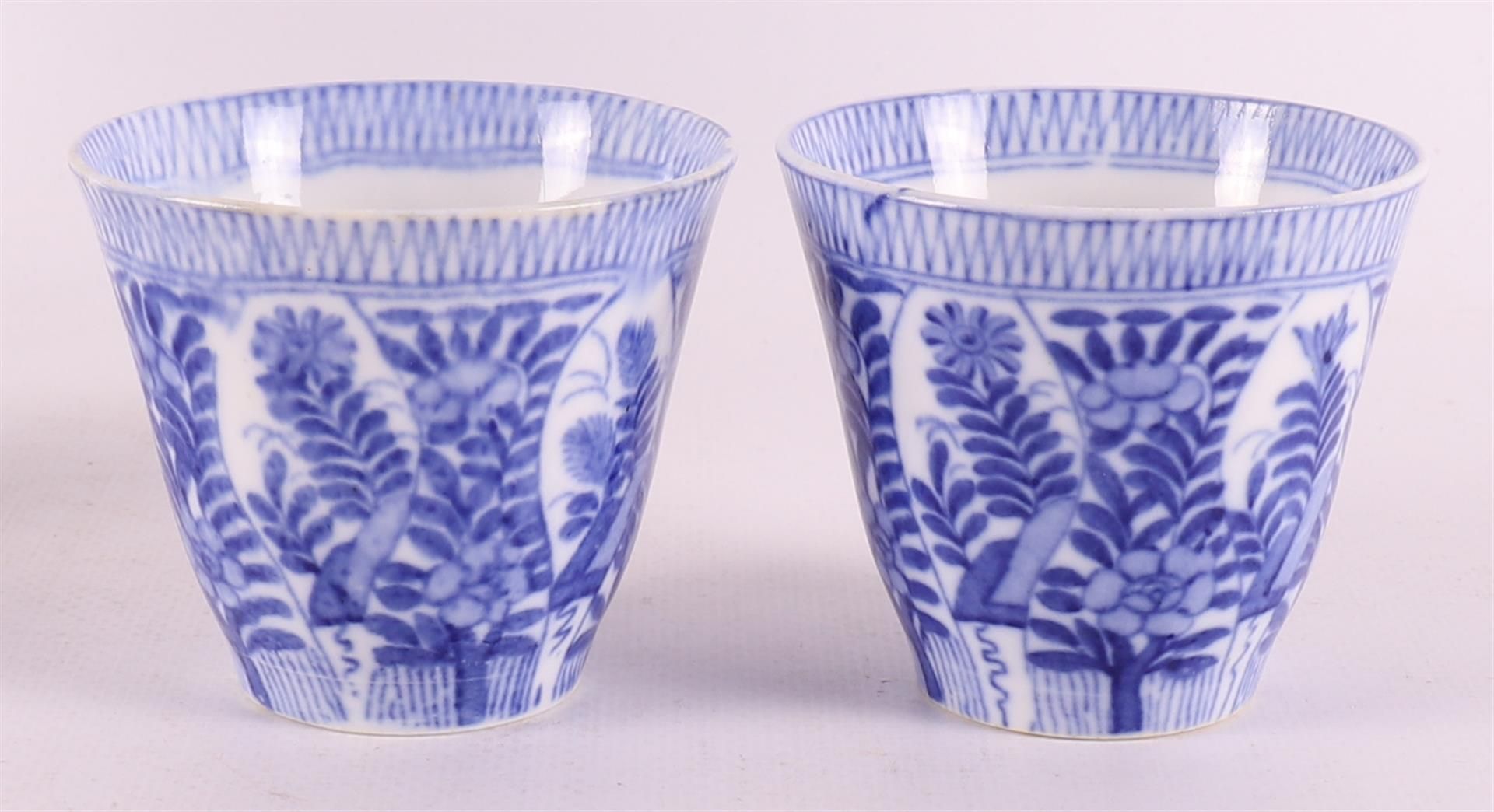 A lot of various blue/white porcelain cups and saucers, China, including Qianlon - Image 8 of 21