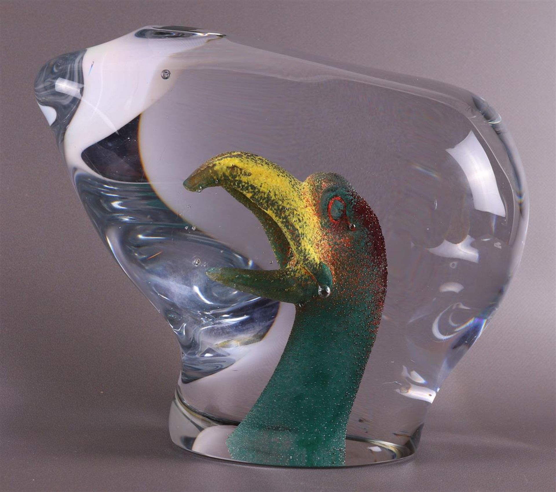 A glass standing object of a seagull on a metal base, Kjell Engman 1995. - Bild 4 aus 5