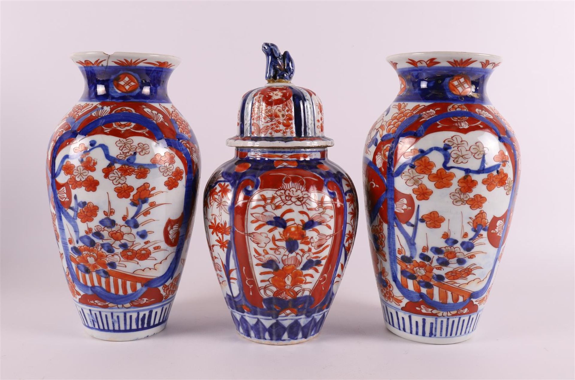 An Imari lidded jar and a pair of Imari vases, floral decor, all Japan, 1900 - Image 2 of 14