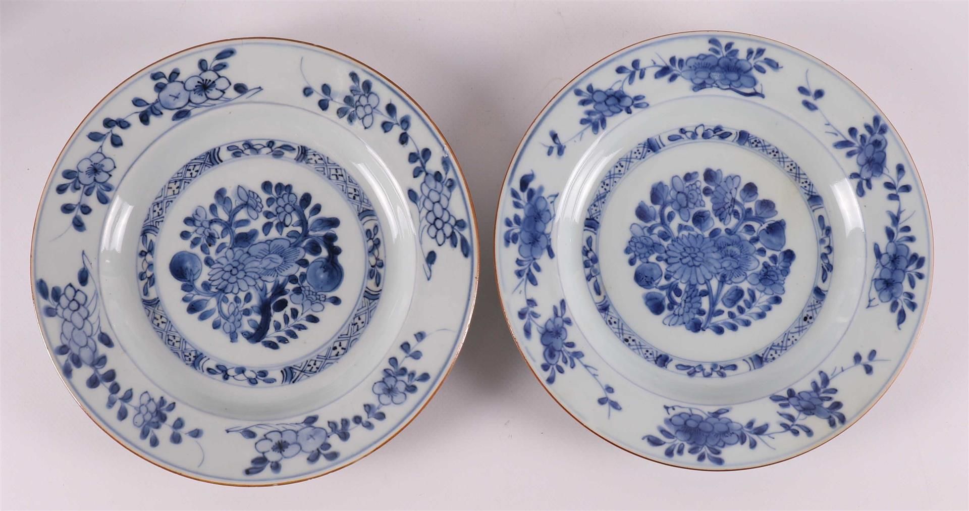 A series of eight blue/white porcelain plates, China, Qianlong, 18th century. - Bild 2 aus 16