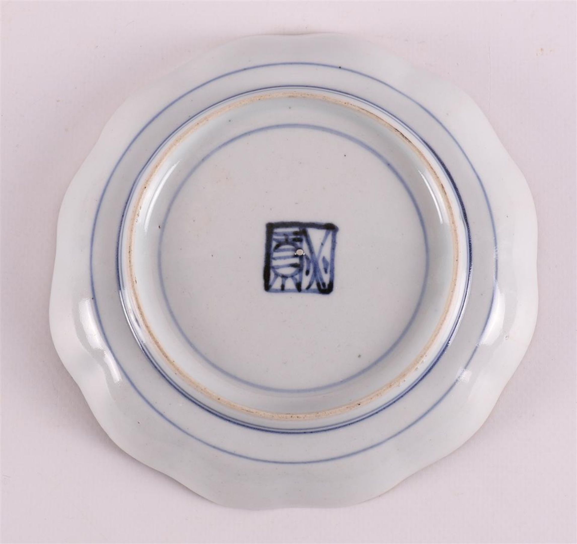 A blue/white porcelain pattipan, Japan, 19th century. - Bild 3 aus 6
