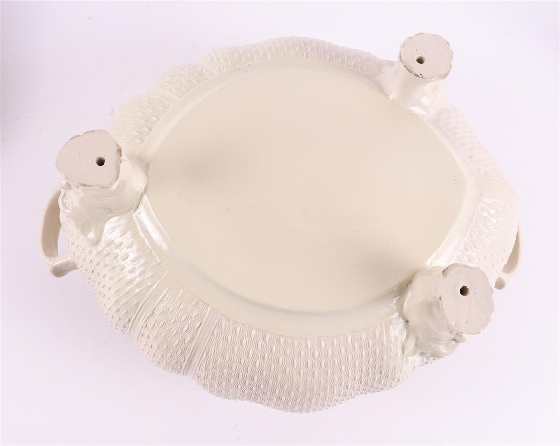 A creamware terrine on saucer, England 19th century. - Bild 8 aus 18