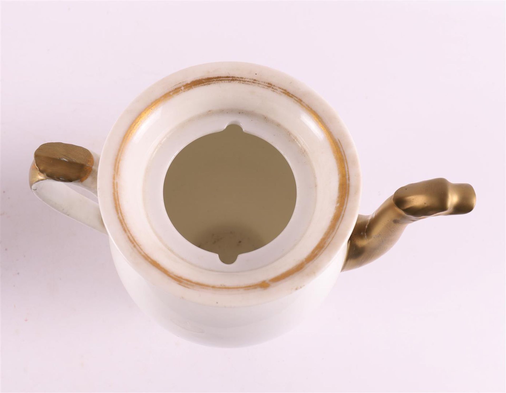 A porcelain Empire model coffee pot and milk jug, 1st quarter 19th century. - Bild 3 aus 6