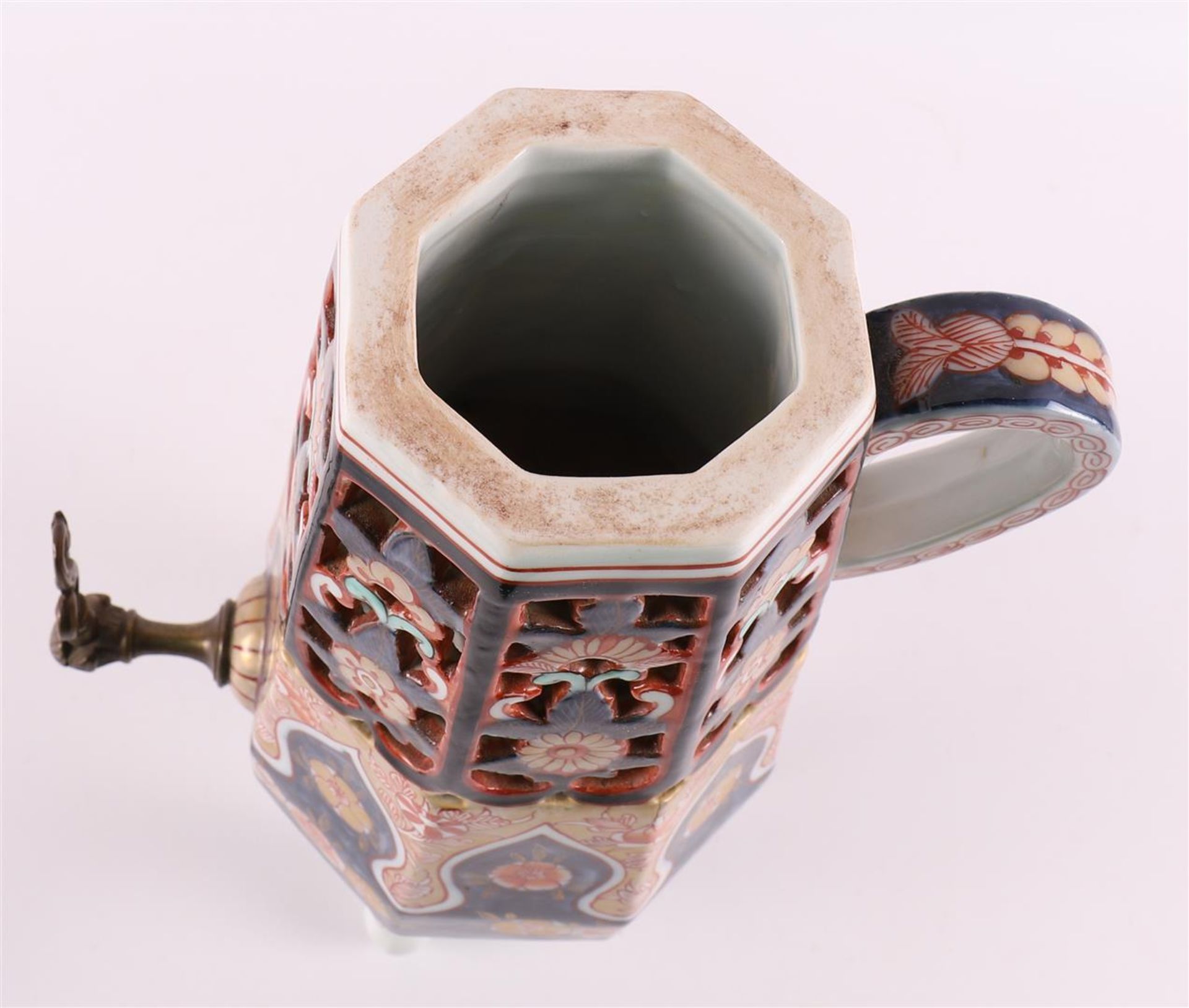 A porcelain coffee/tap jug with Chinoise decor, France, Samson, 19th century. - Image 9 of 10