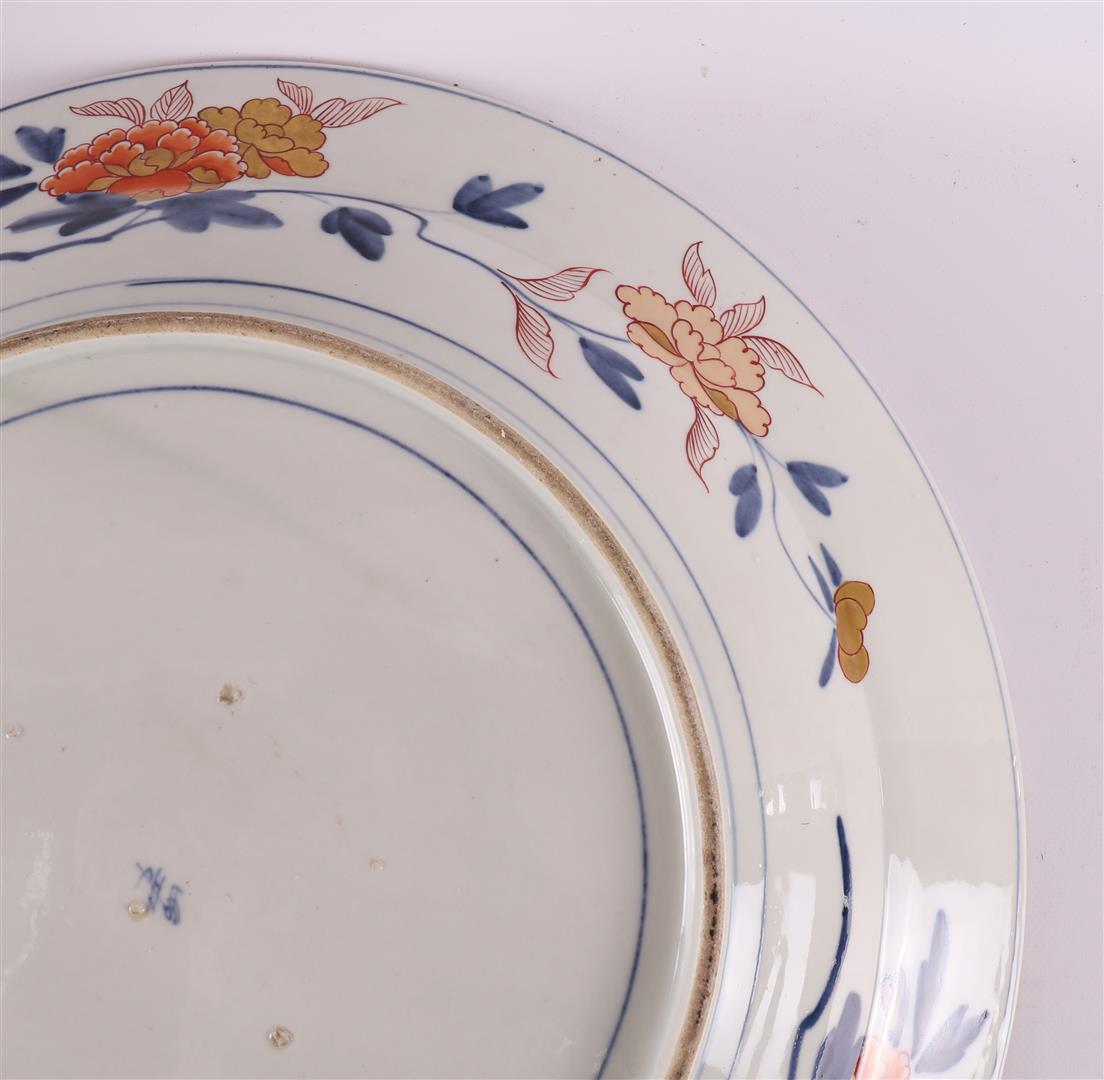 A large porcelain Imari dish, Japan, around 1700. - Image 7 of 11