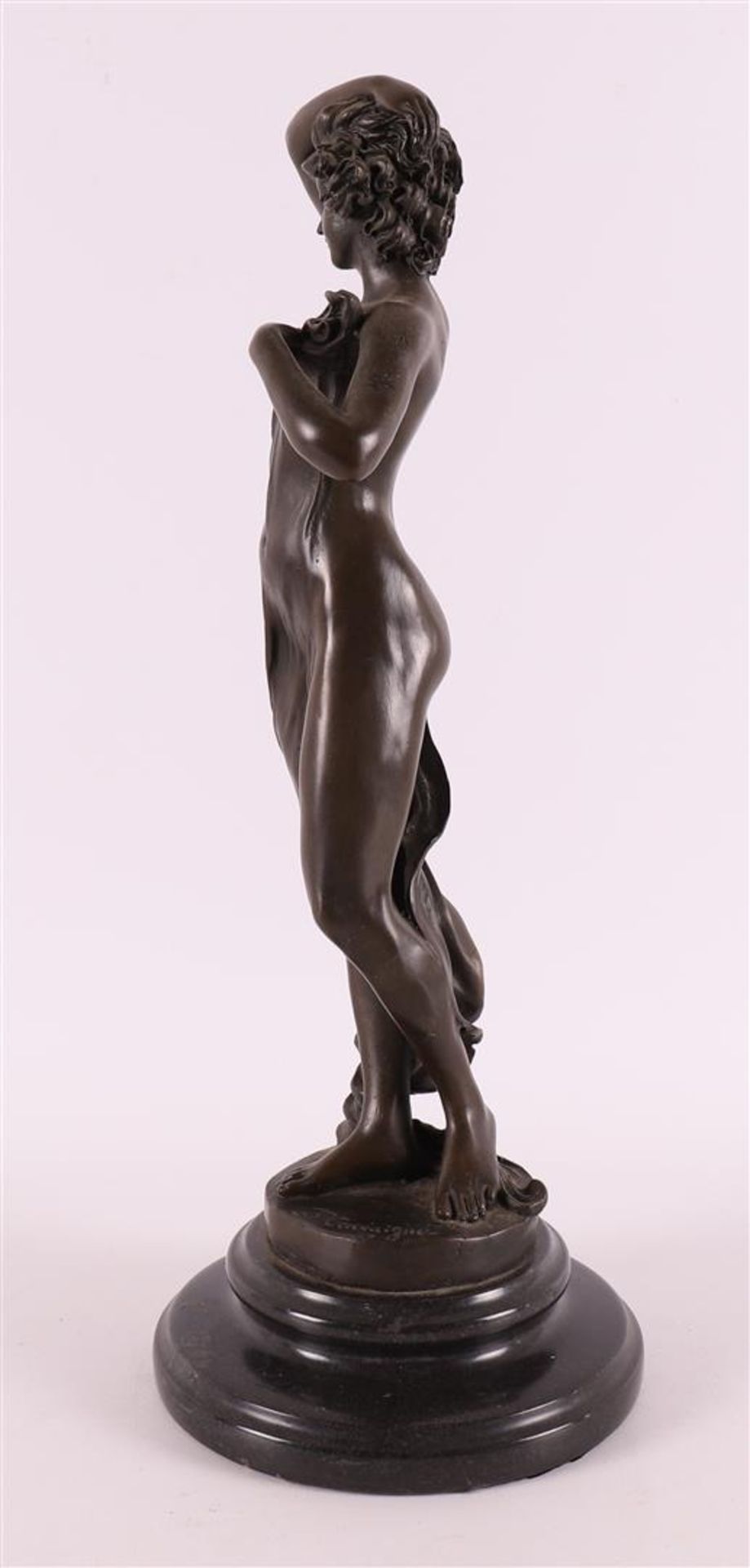 A brown patinated bronze sculpture of a woman, after an antique example, 21st ce - Bild 2 aus 5