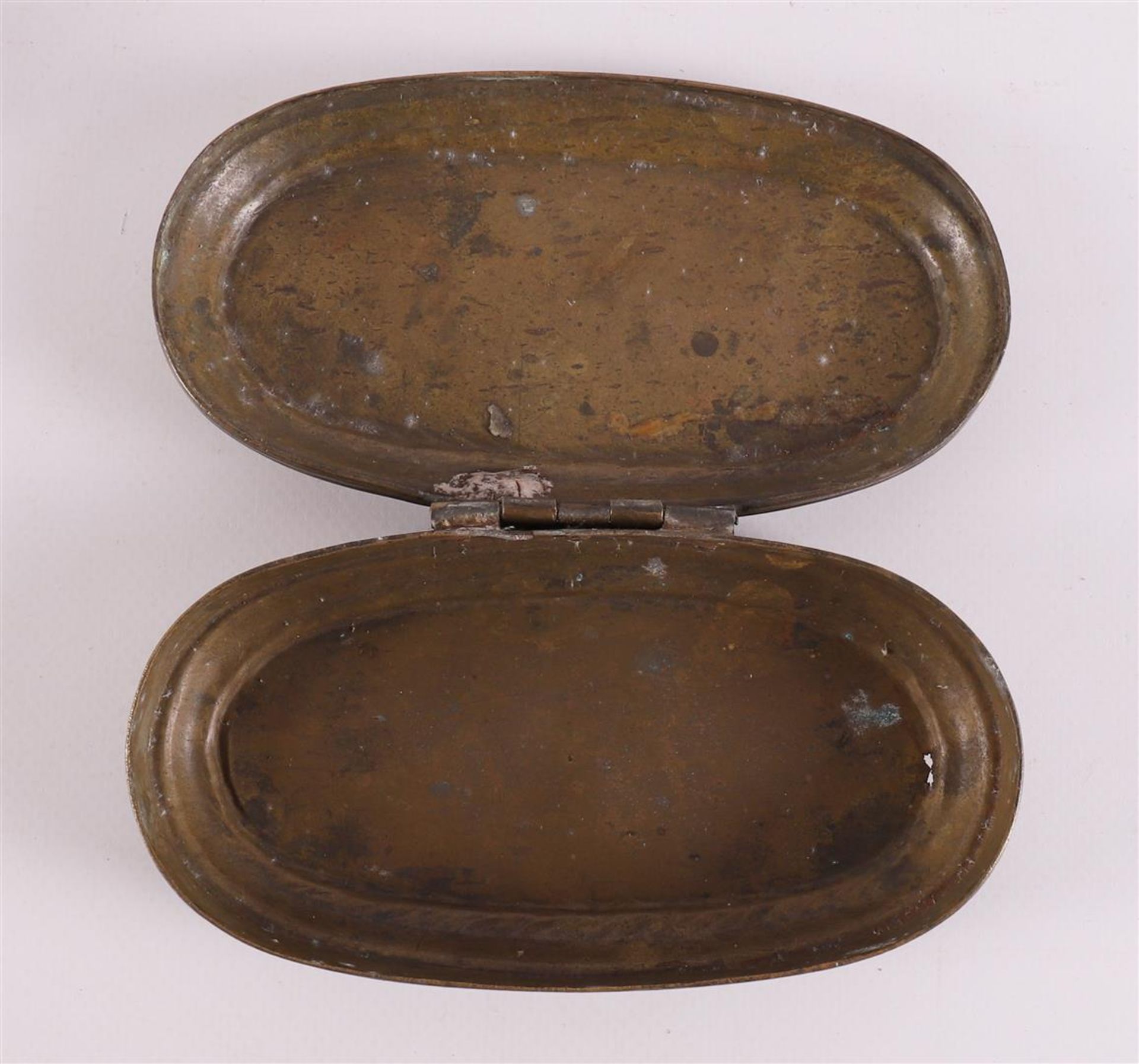 Two various brass tobacco boxes, 18th century. - Bild 4 aus 8