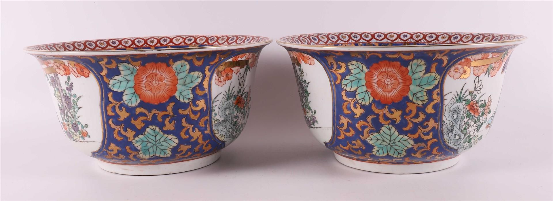 A pair of porcelain bowls on a stand, Japan, 20th century. - Bild 2 aus 8