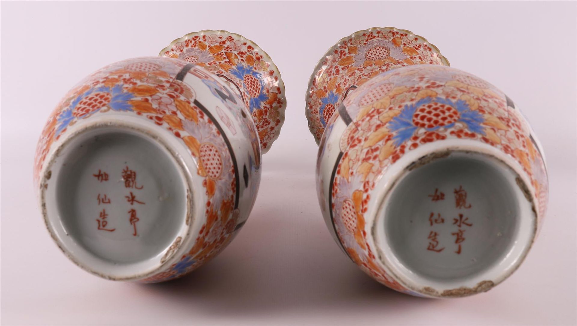 A pair of baluster-shaped porcelain vases with scalloped neck edge, Japan, Meiji - Bild 6 aus 6