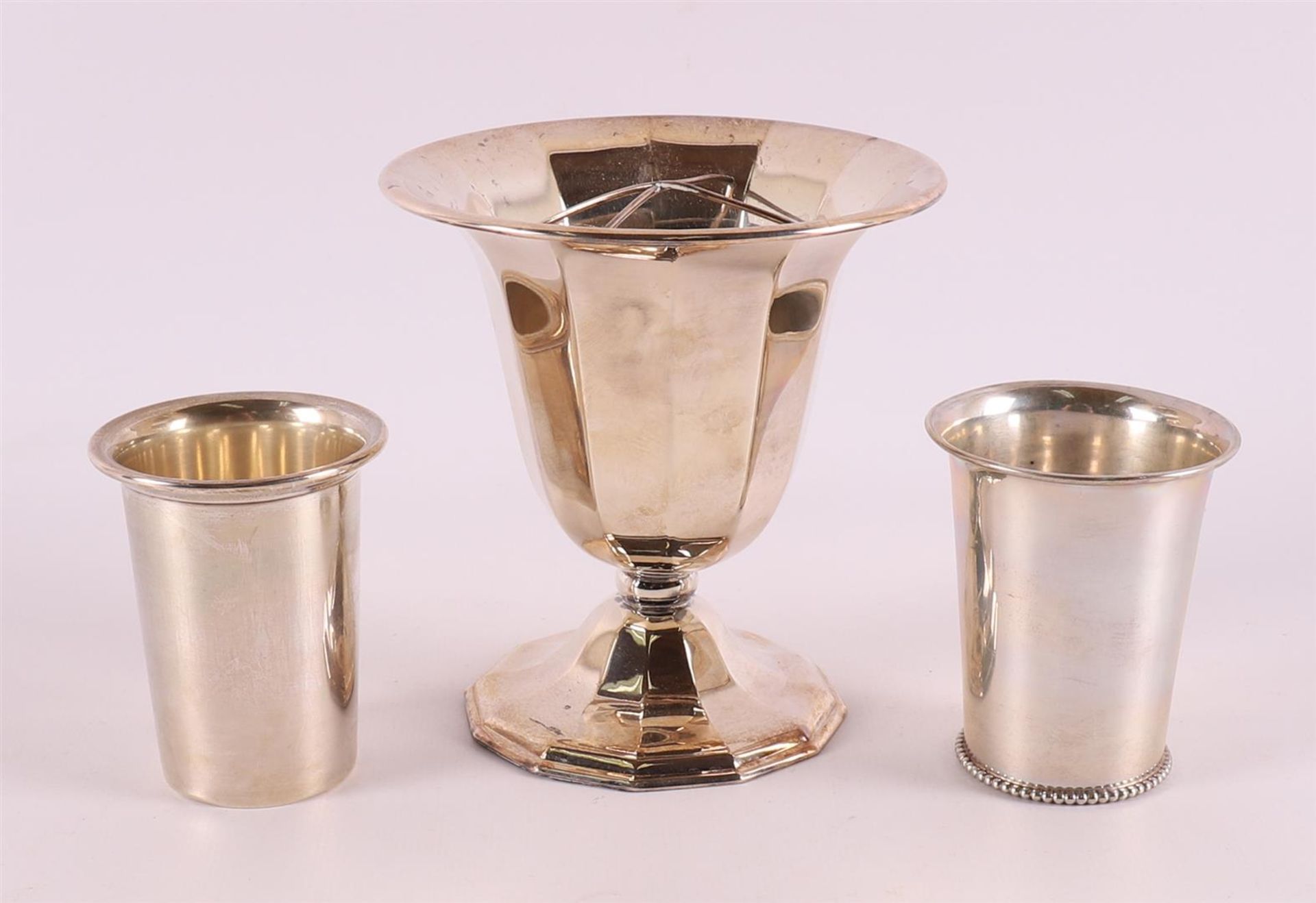 A first grade 925/1000 silver Art Deco style vase, year letter 1977.