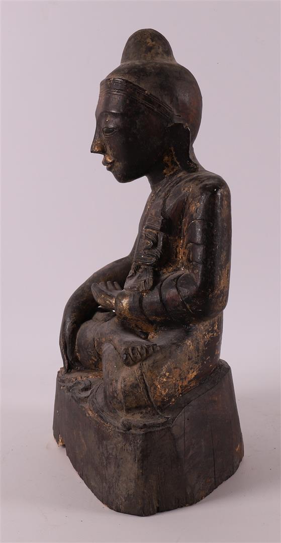 A carved wooden Buddha in lotus position with traces of gilding, Burma, - Bild 4 aus 4