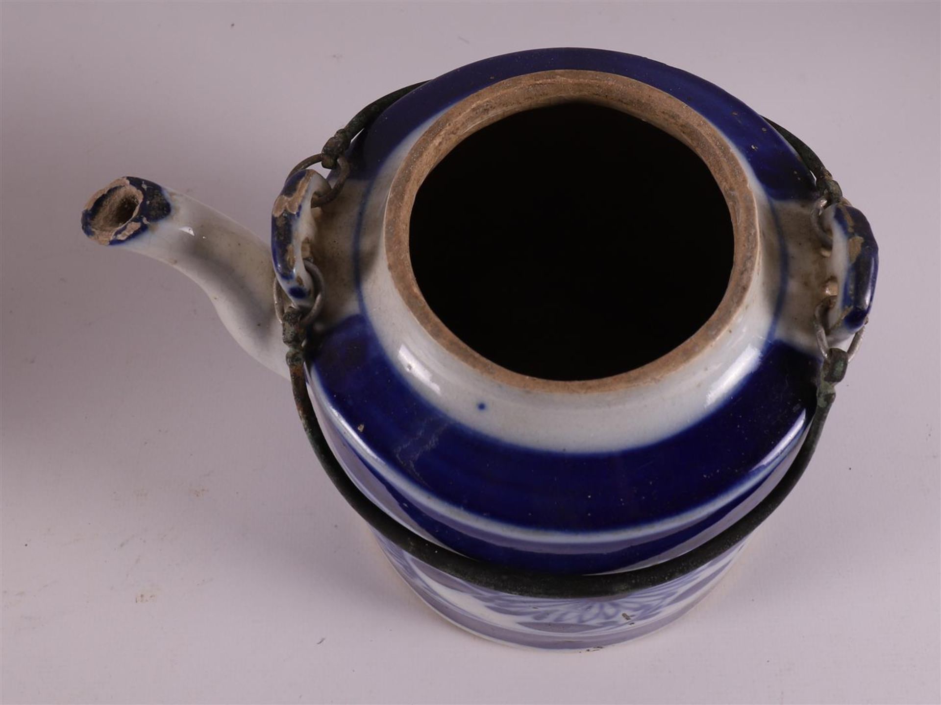 A blue/white porcelain teapot in a wicker case, China, around 1900. - Bild 3 aus 7