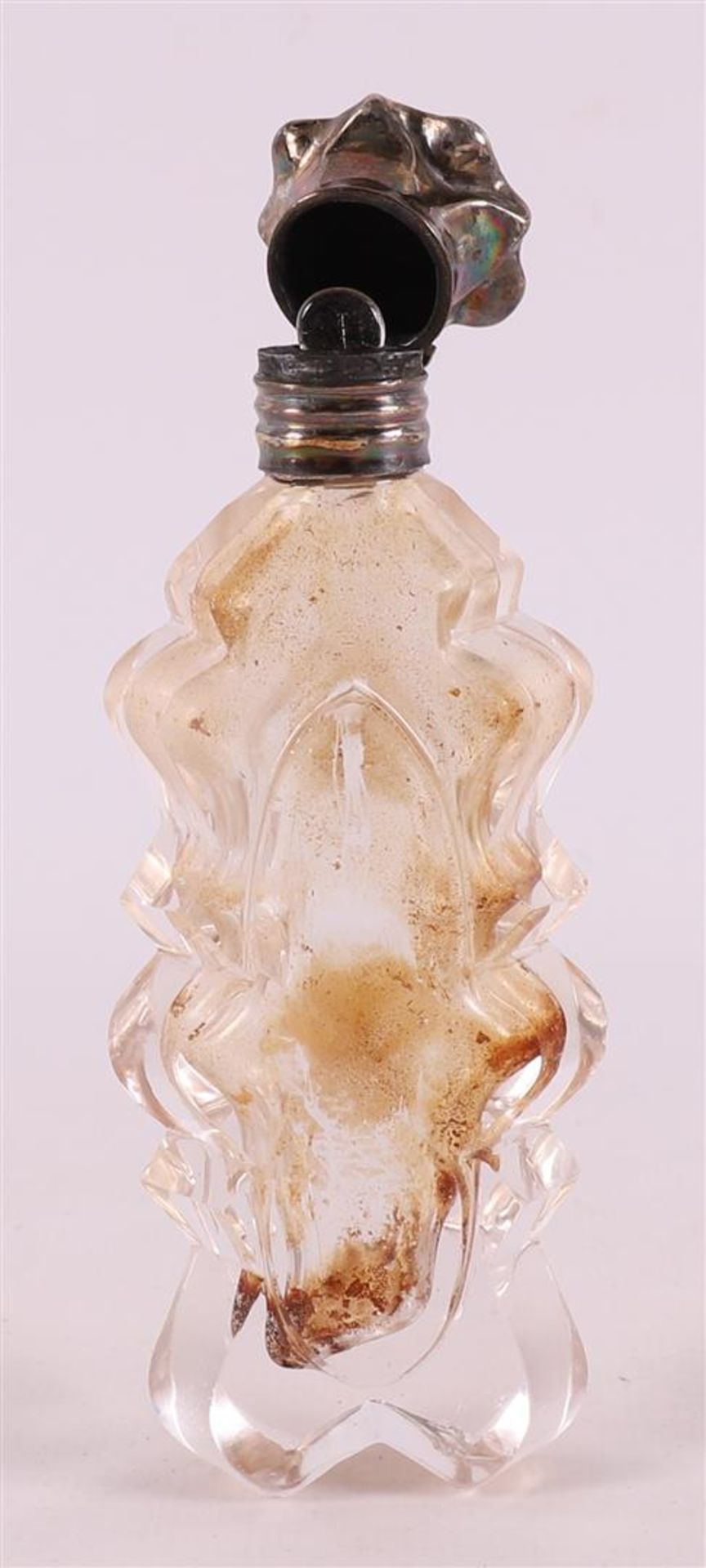 A crystal odeur bottle with silver flip cap and frame, including stopper, - Bild 2 aus 2