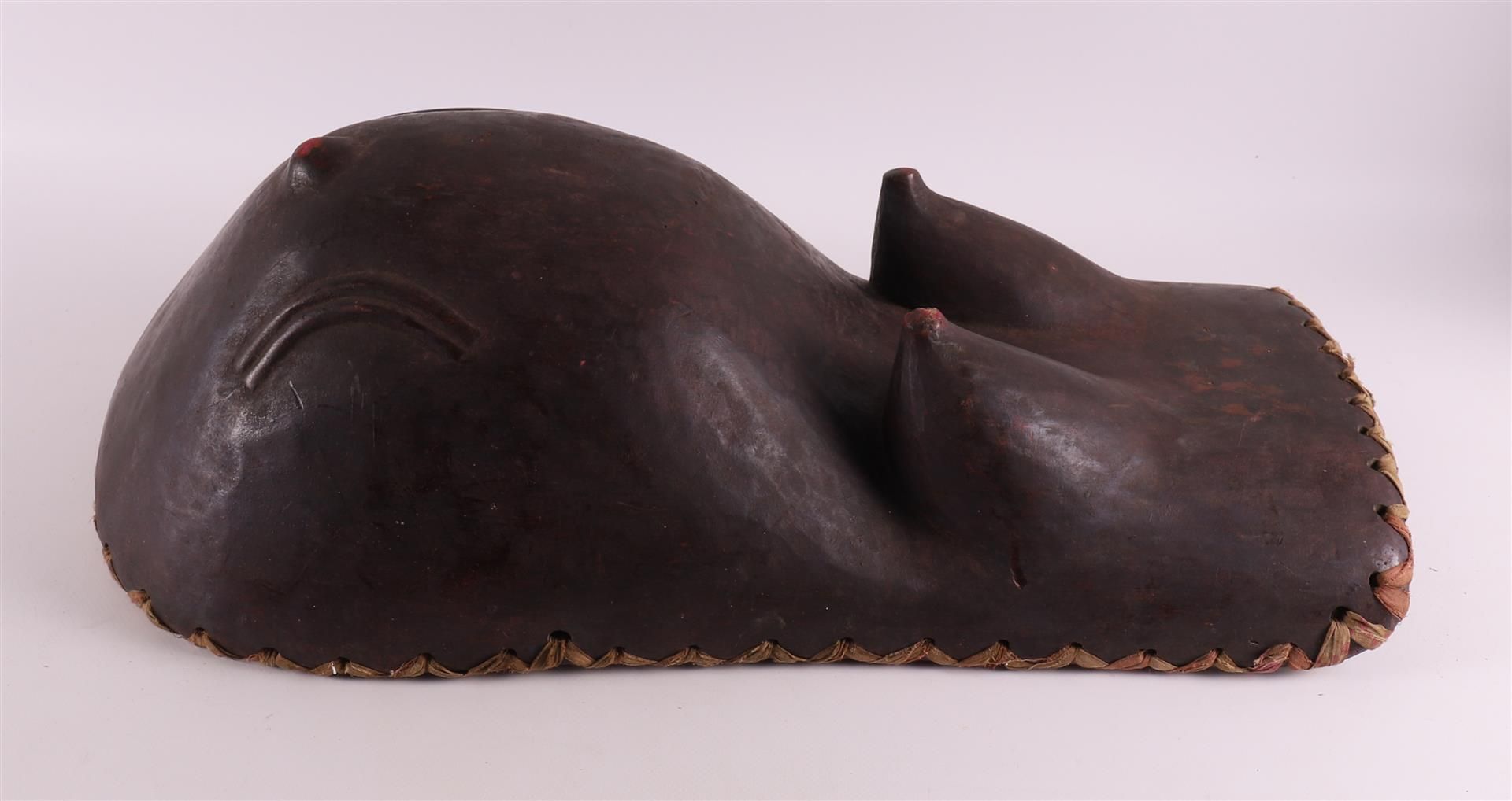 A wooden ceremonial belly mask 'Njorowe', Makondé, Mozambique/Tanzania, - Image 3 of 4