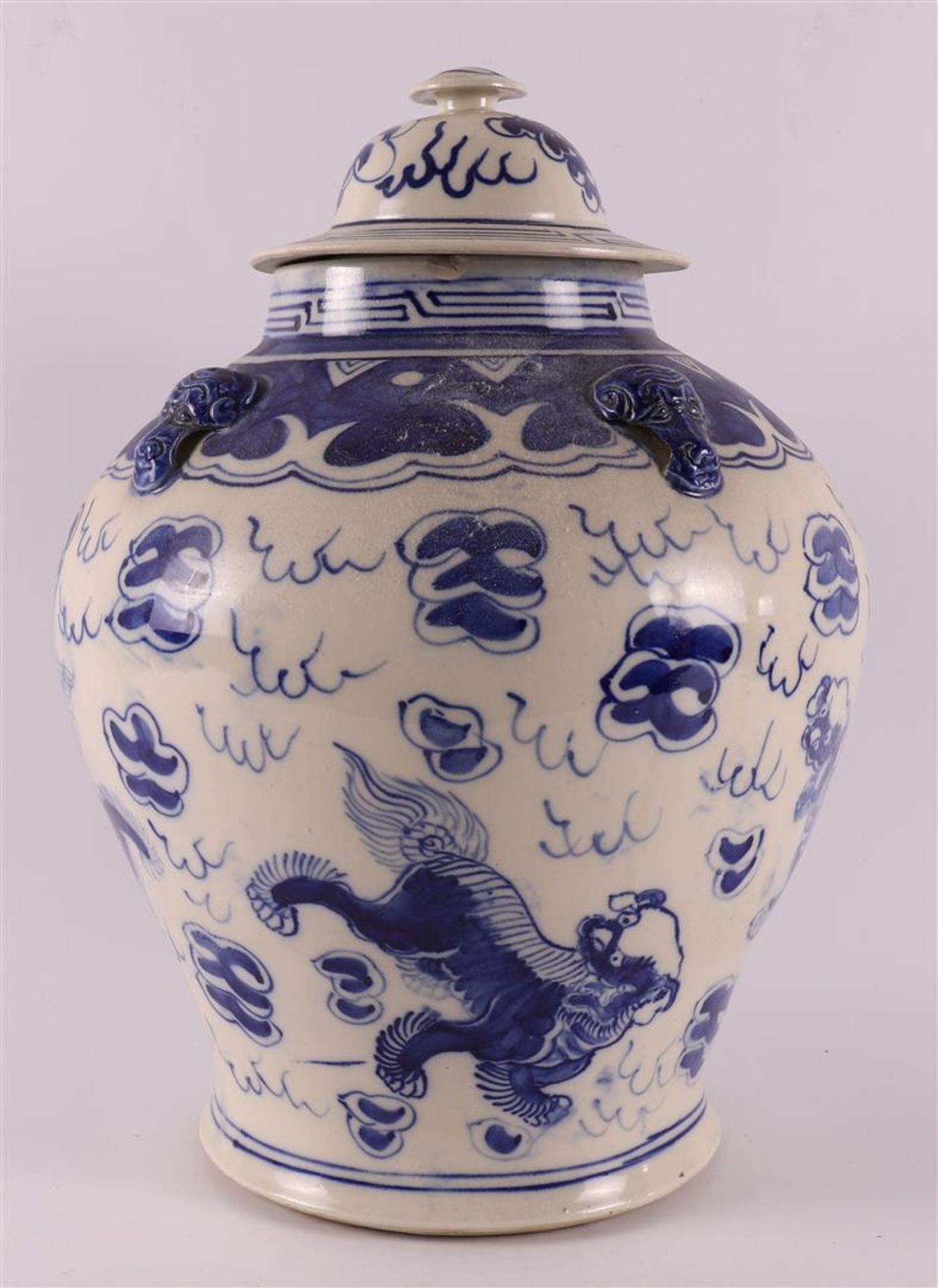 A blue/white porcelain vase with cover, China, 19th century. - Bild 2 aus 11