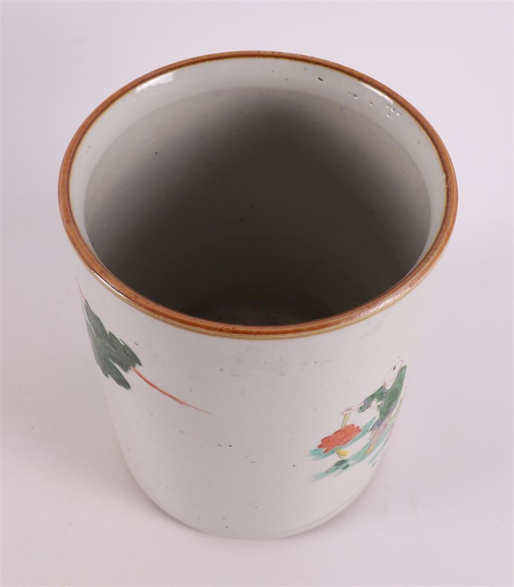 A cylindrical porcelain famille verte brush pot, China, late 19th century - Bild 5 aus 8