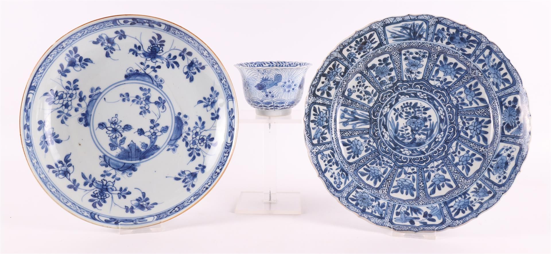 A blue/white porcelain contoured dish, China, Kangxi, around 1700.