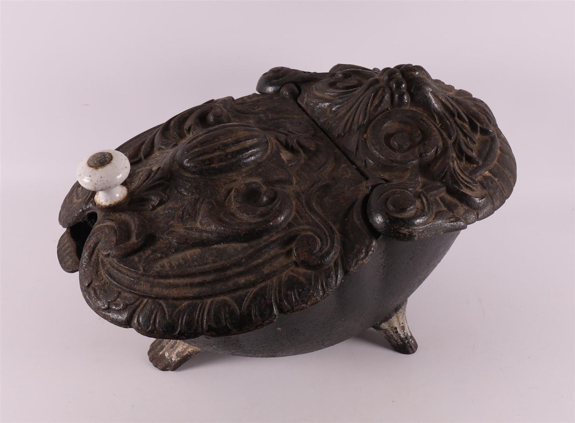 A cast iron so-called frog coal box, ca. 1910. - Bild 3 aus 3
