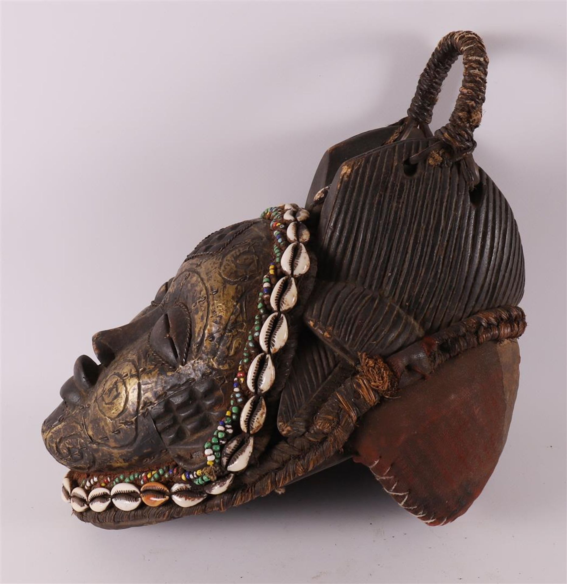 A carved wooden and brass 'Mourning mask', Punu, Gabon, Africa, 20th century - Bild 5 aus 6